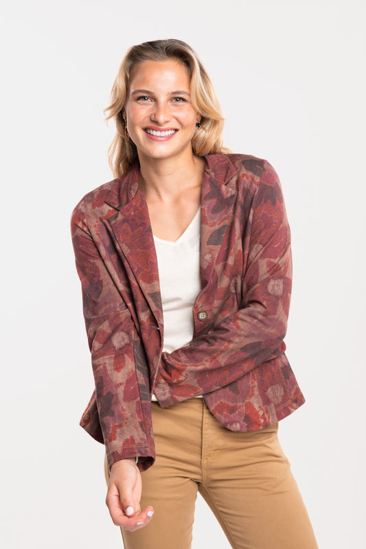 Un blazer imprimé prune, un T-shirt à col V écru, un pantalon chino 7/8ᵉ camel 