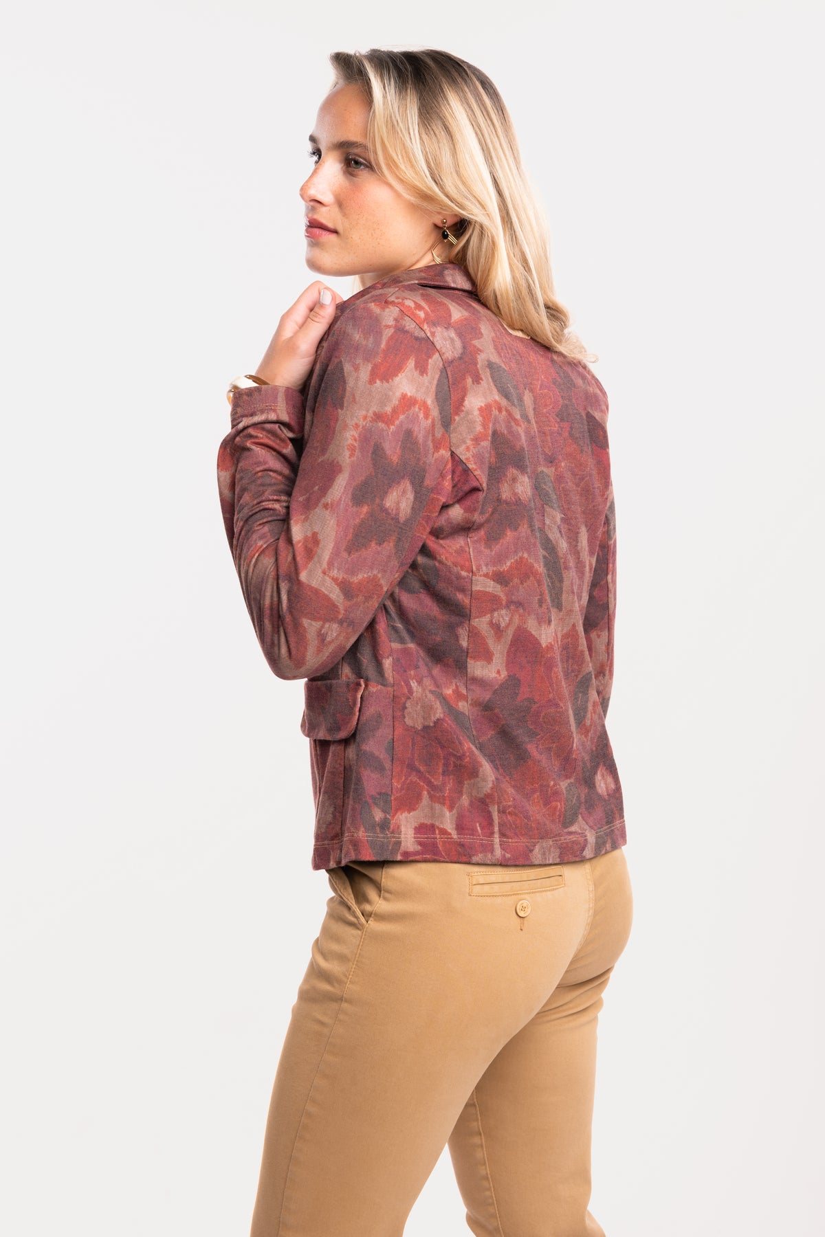 Un blazer imprimé prune avec un pantalon chino 7/8ᵉ camel 
