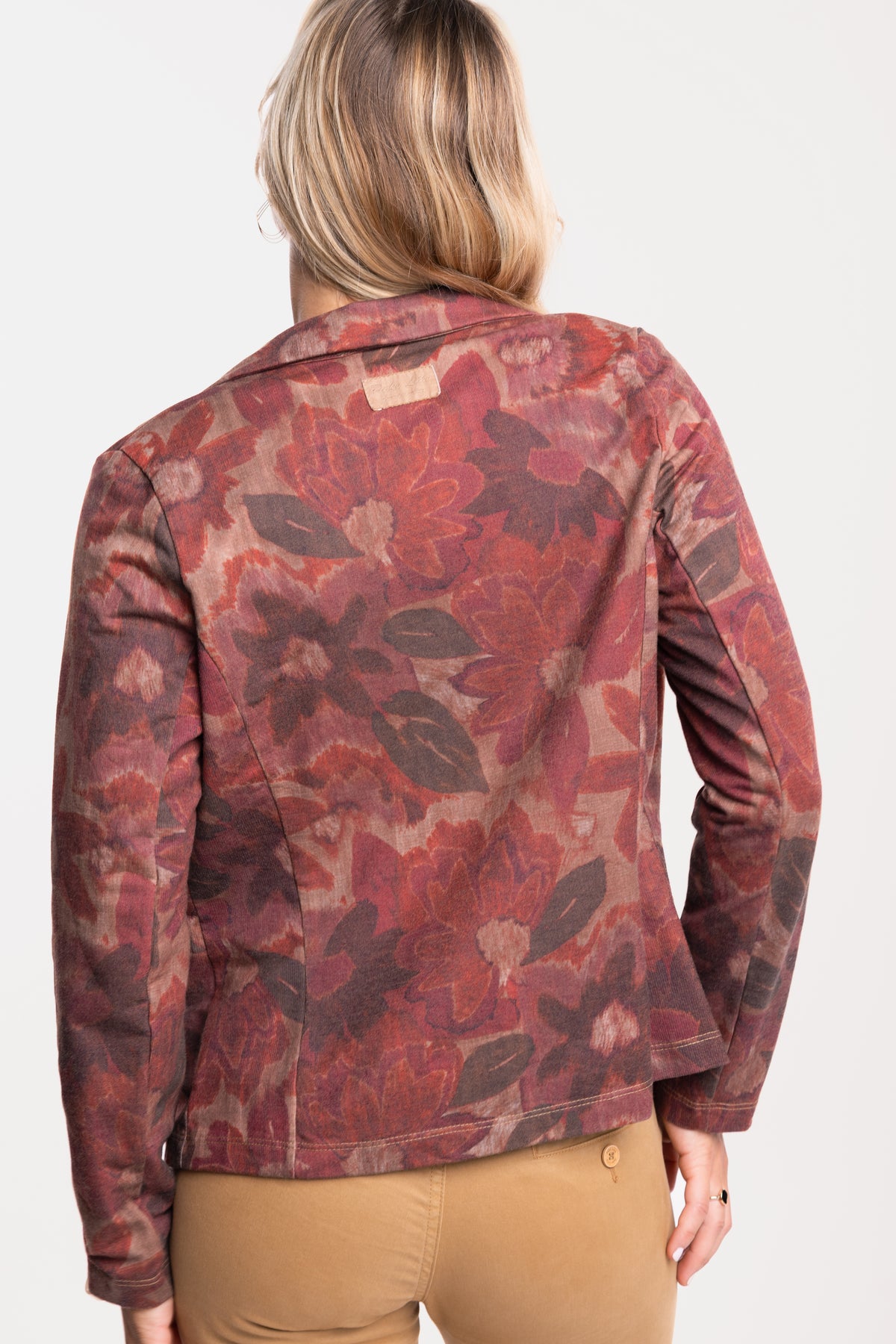 Un blazer imprimé prune avec un pantalon chino 7/8ᵉ camel de dos