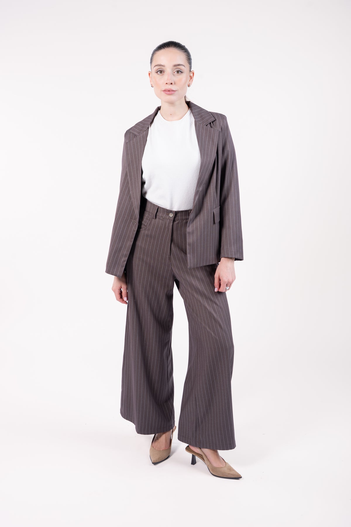 Blazer et pantalon cappuccino rayé avec un pull écru
