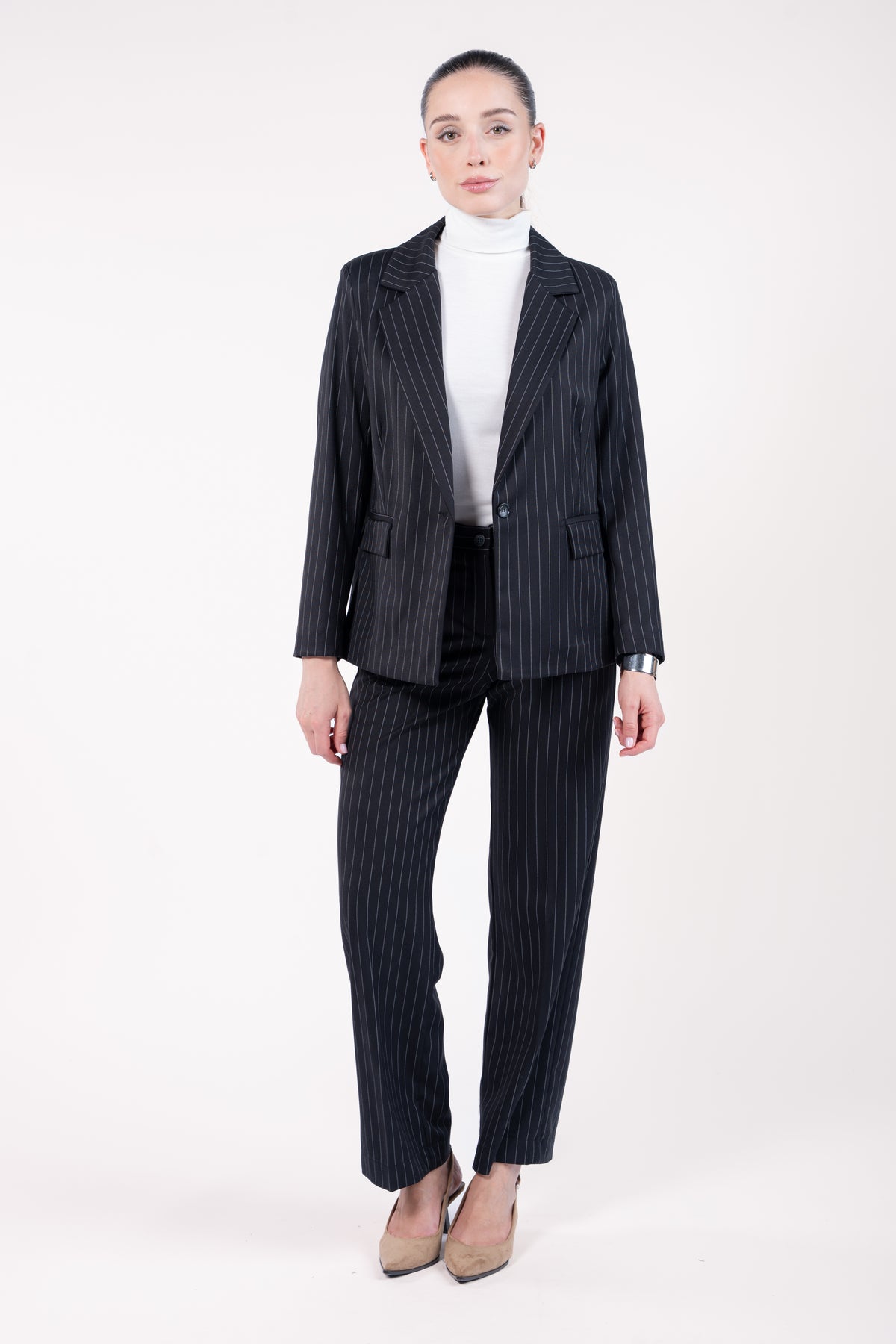 Blaser ample rayé noir avec t-shirt craie et pantalon évasé long élastiqué dos rayé noir 