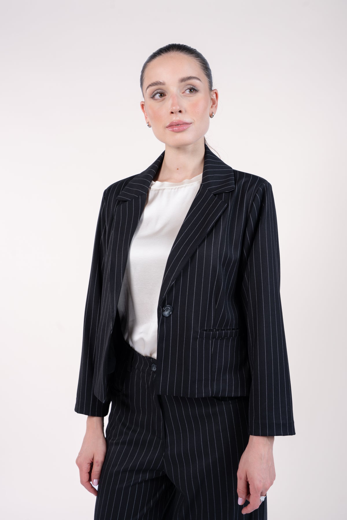 Veste spencer ample et pantalon maxi évasé rayé noir avec top mini manches stretch naturel 