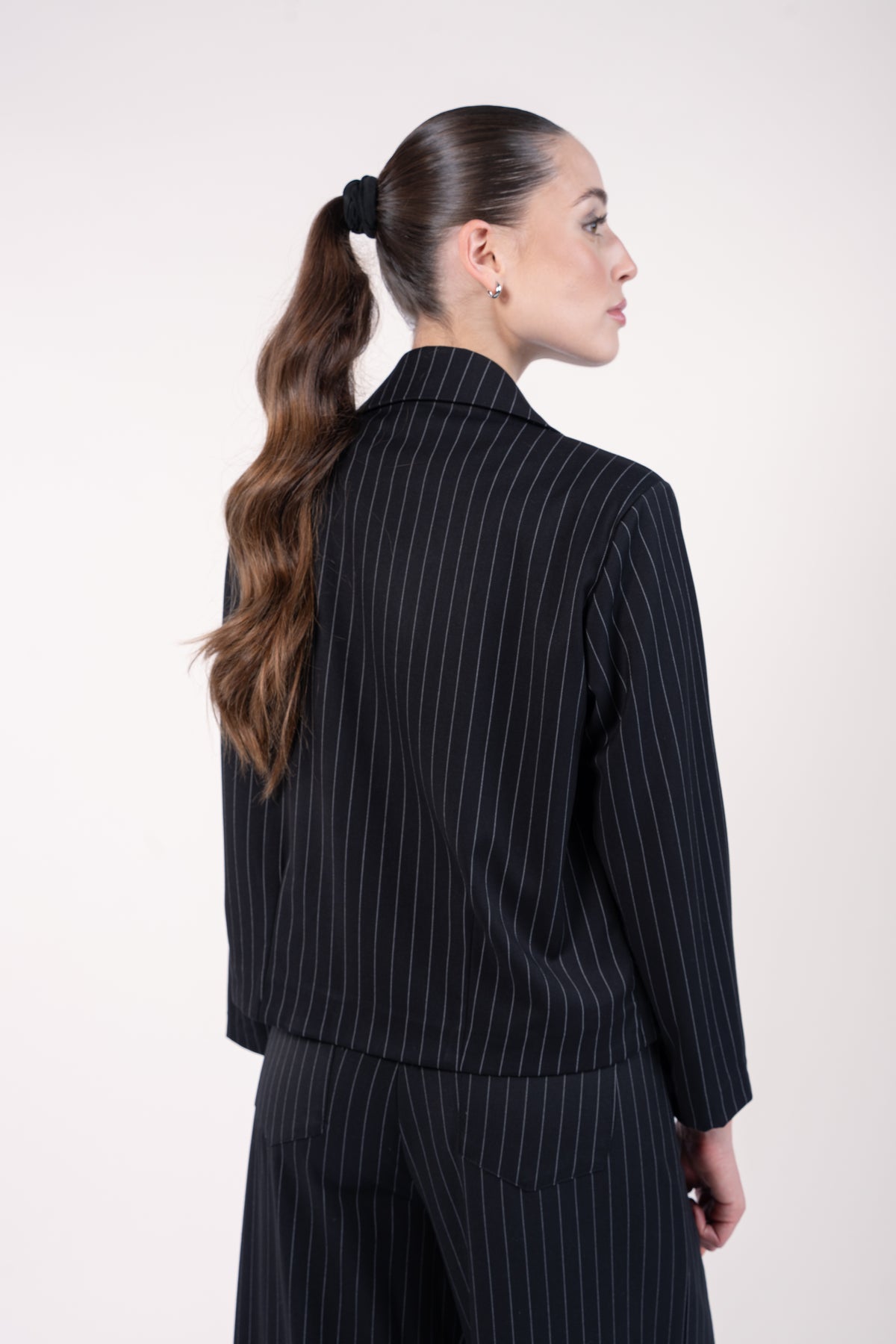 Veste spencer ample et pantalon maxi évasé rayé noir de dos