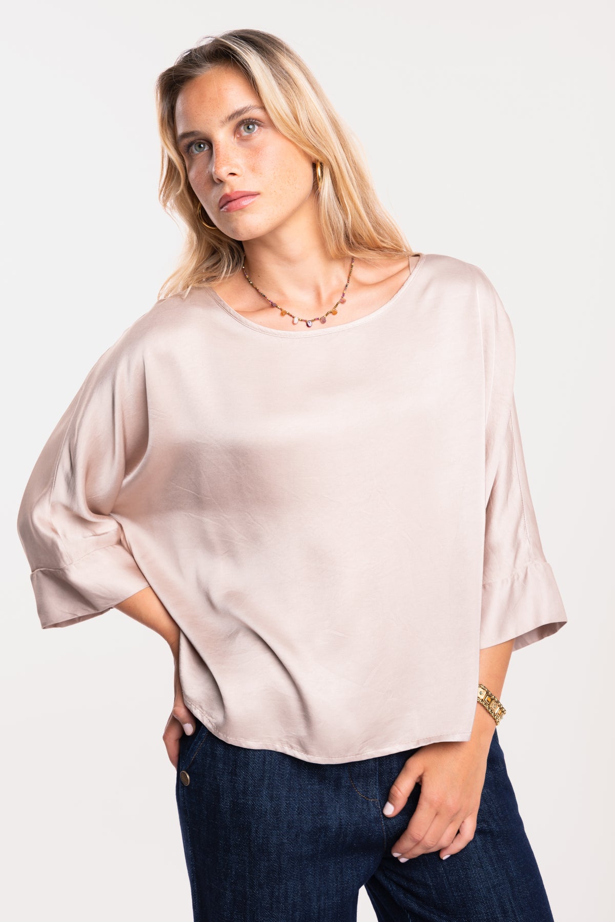 Une blouse en satin beige et un jean brut 7/8ᵉ
