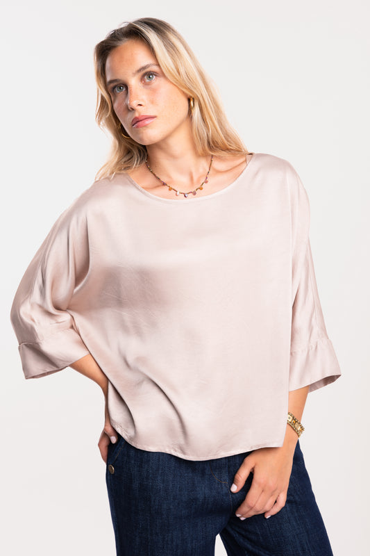 Une blouse en satin beige et un jean brut 7/8ᵉ