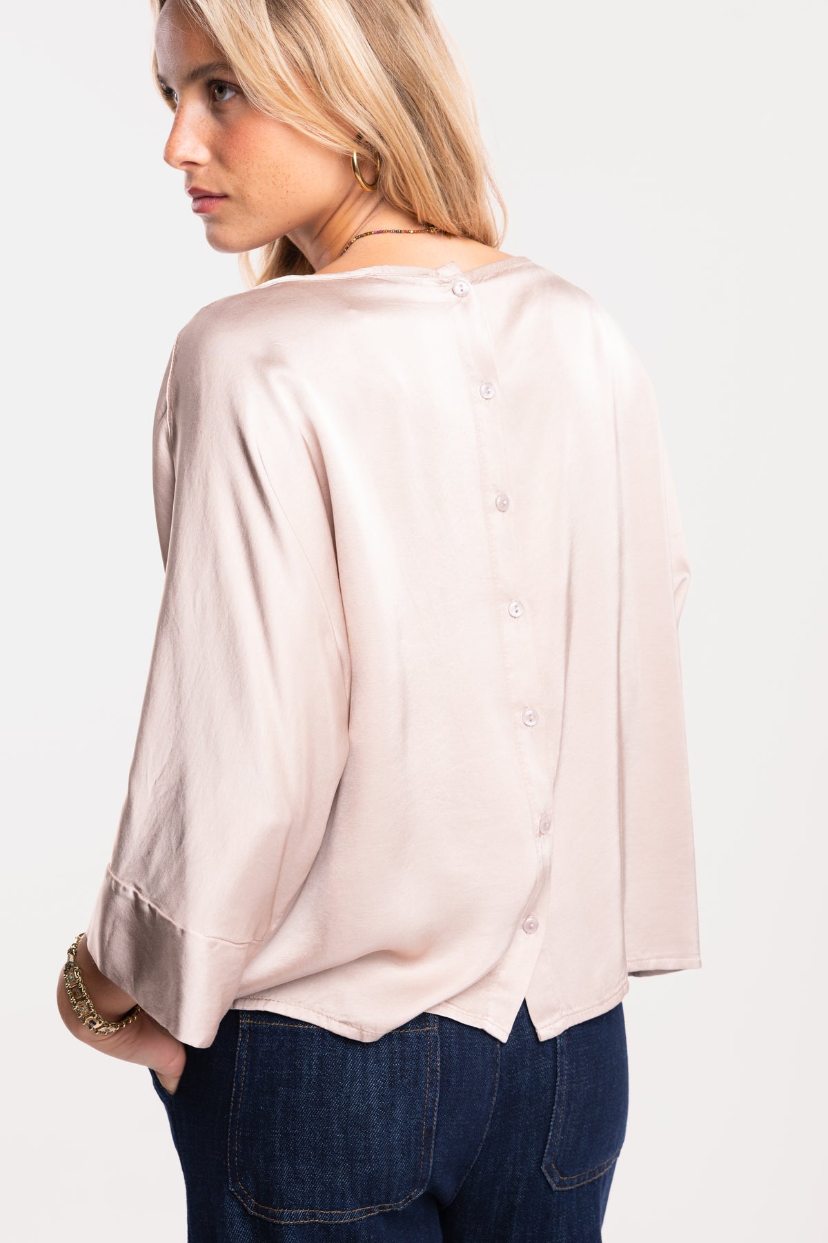 Une blouse en satin beige et un jean brut 7/8ᵉ ede dos