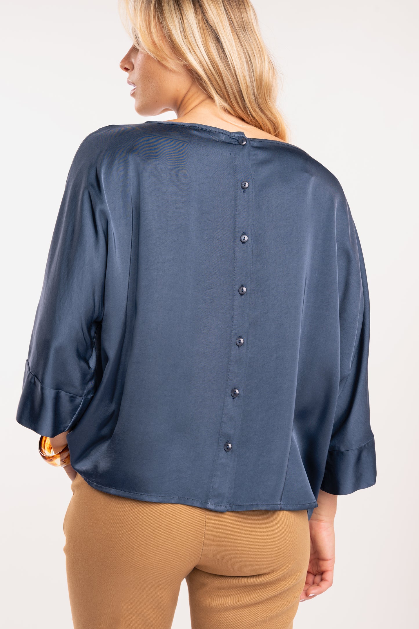 Blouse en satin bleue de dos