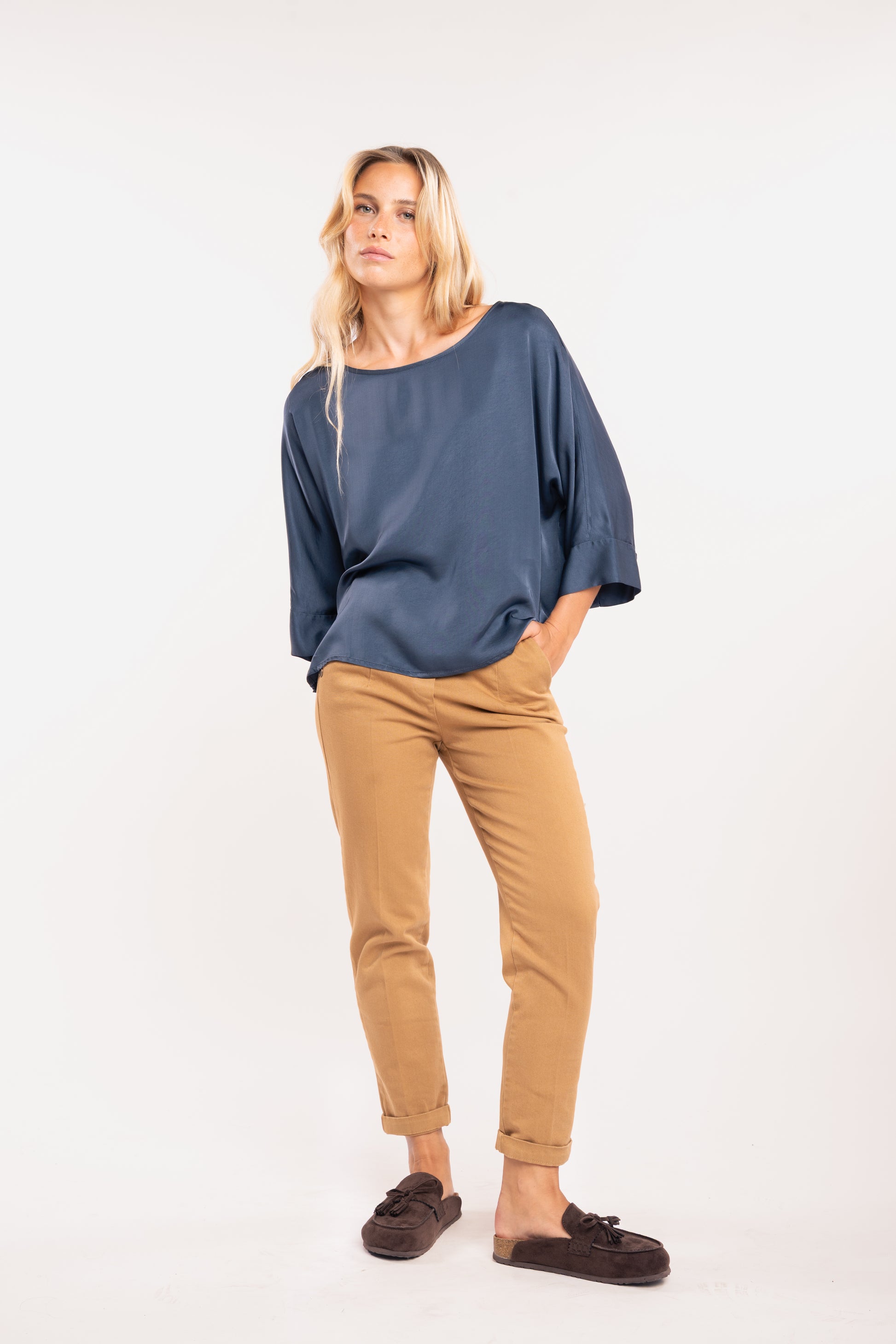 Blouse en satin bleue et chino 7/8ème camel
