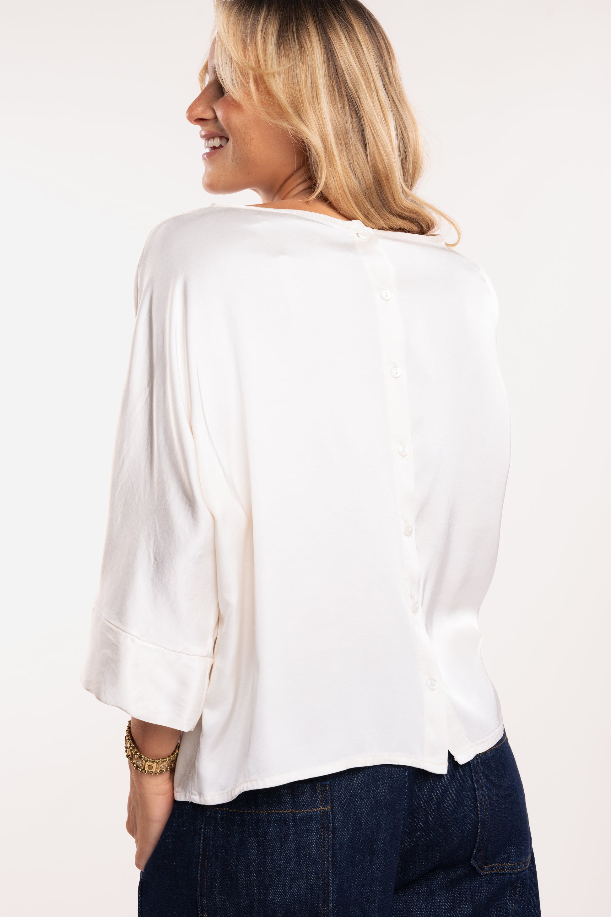 Blouse en satin écrue de dos