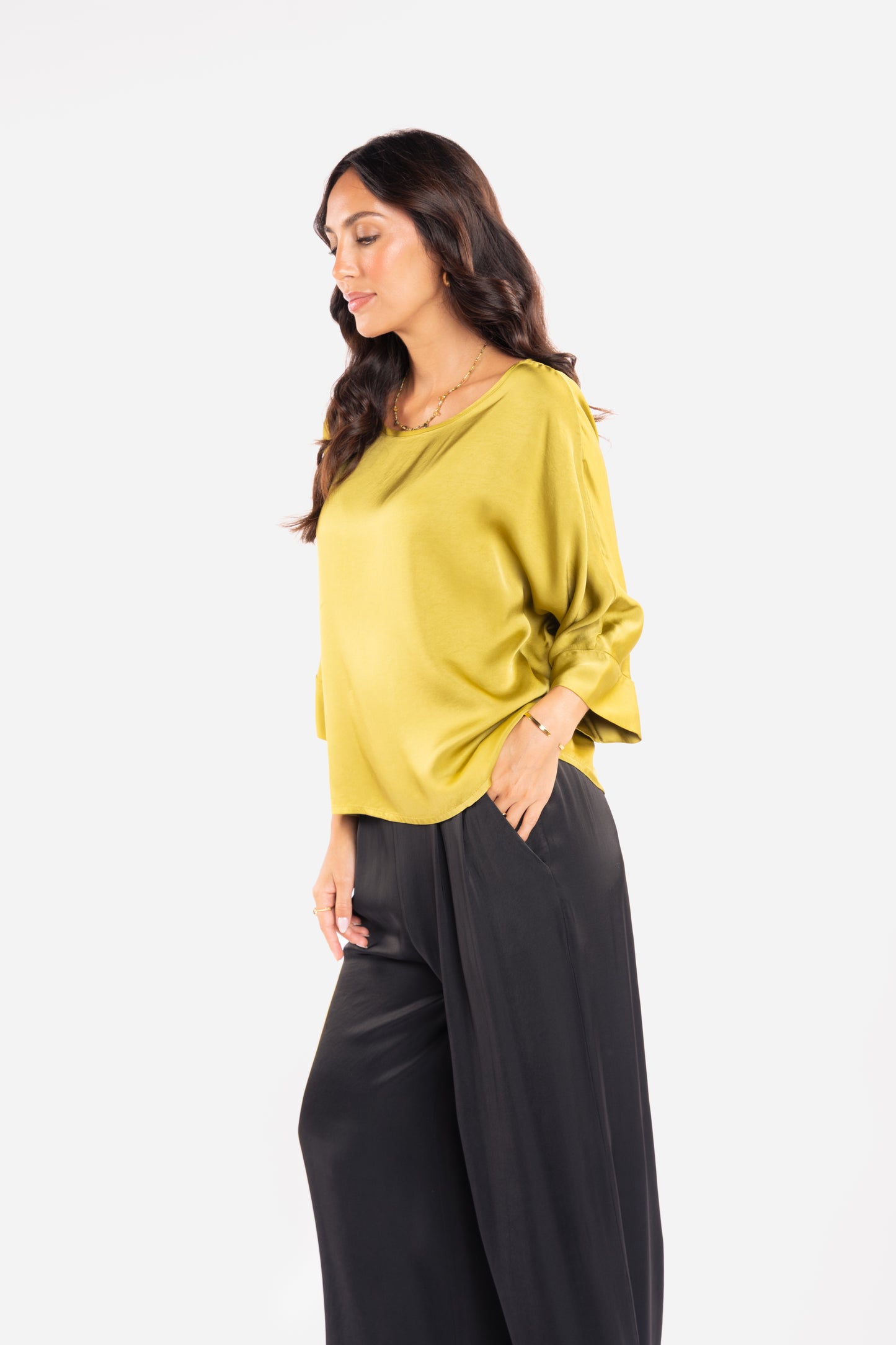 Blouse en satin vert olive et pantalon satiné large noir 