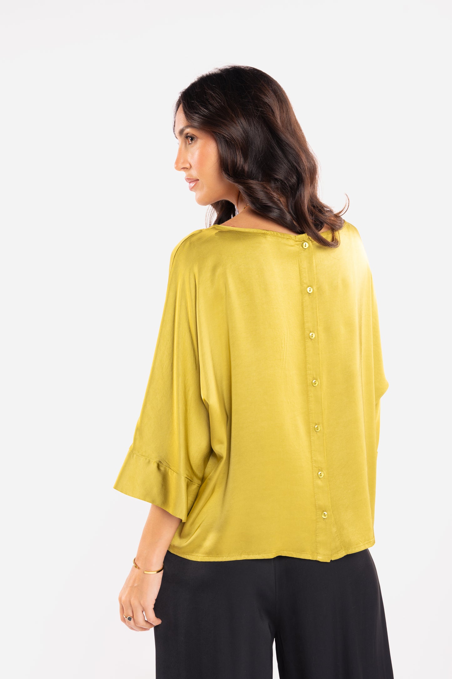 Blouse en satin vert olive de dos