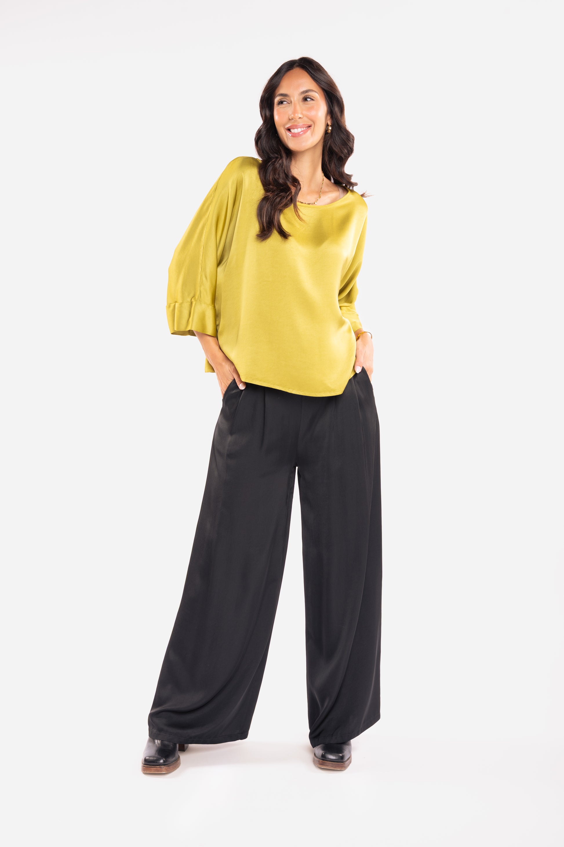 Blouse en satin vert olive et pantalon satiné large noir 