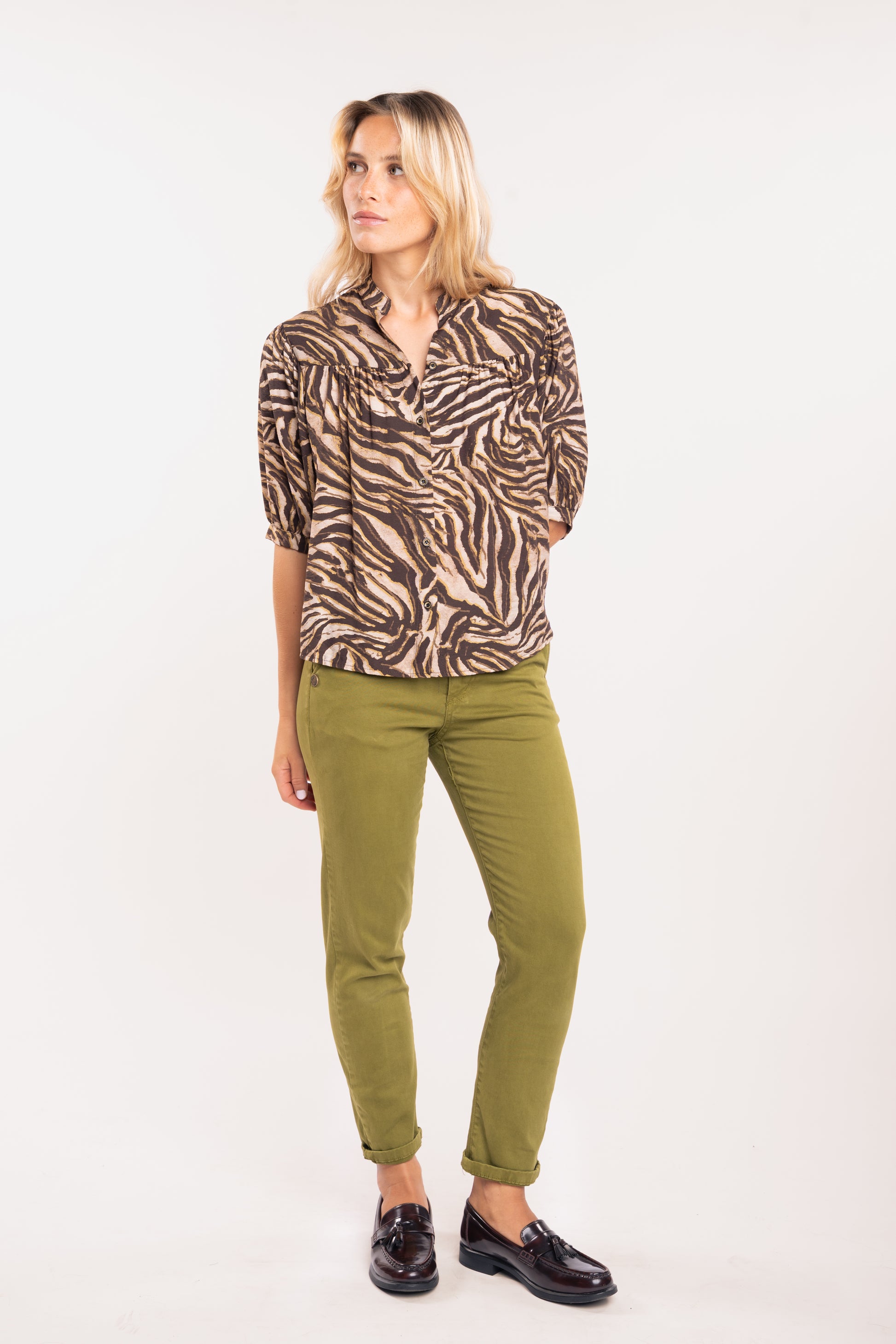 Blouse imprimée zèbre marron et chino 7/8ème vert 
