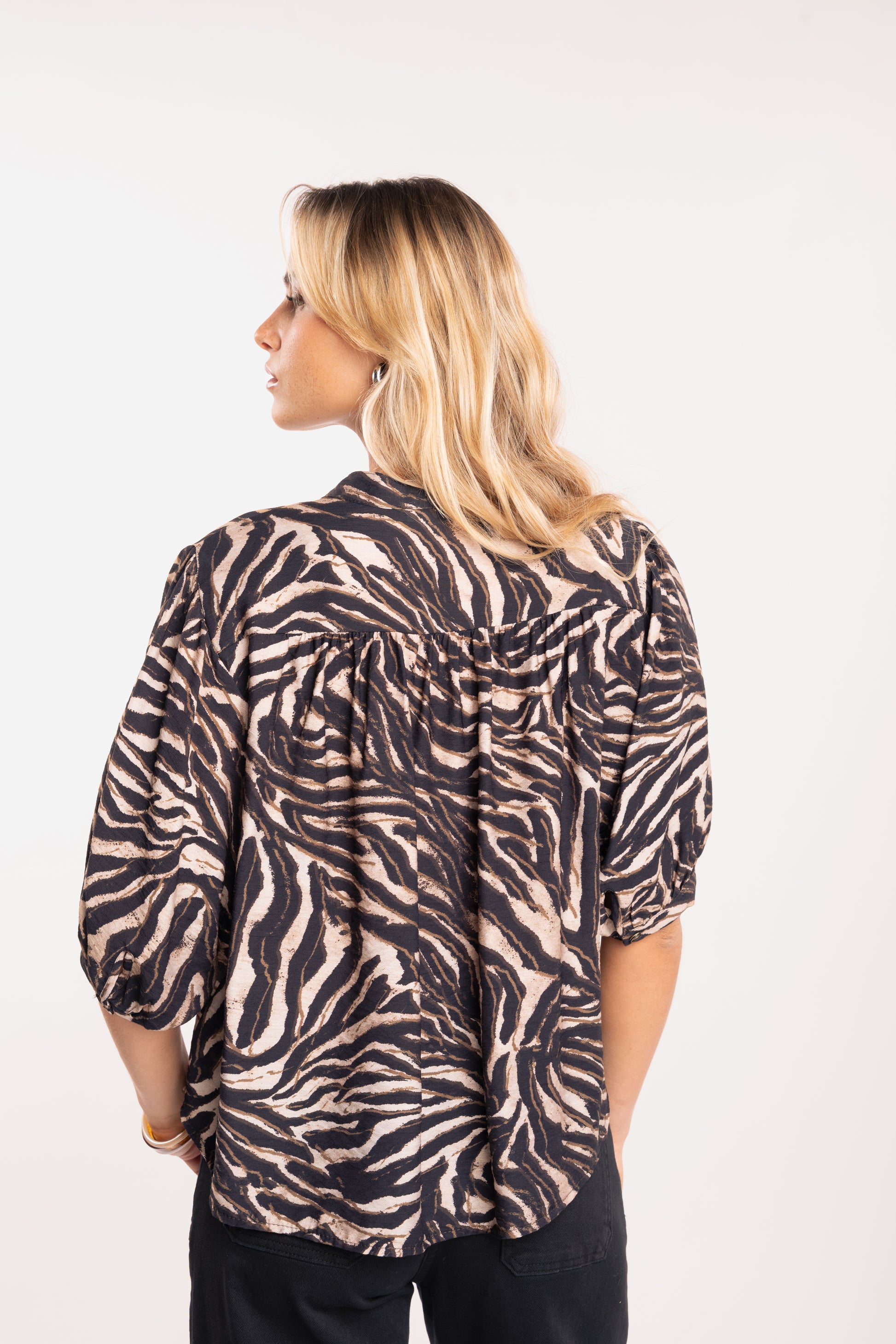 Blouse imprimée zèbre noir de dos