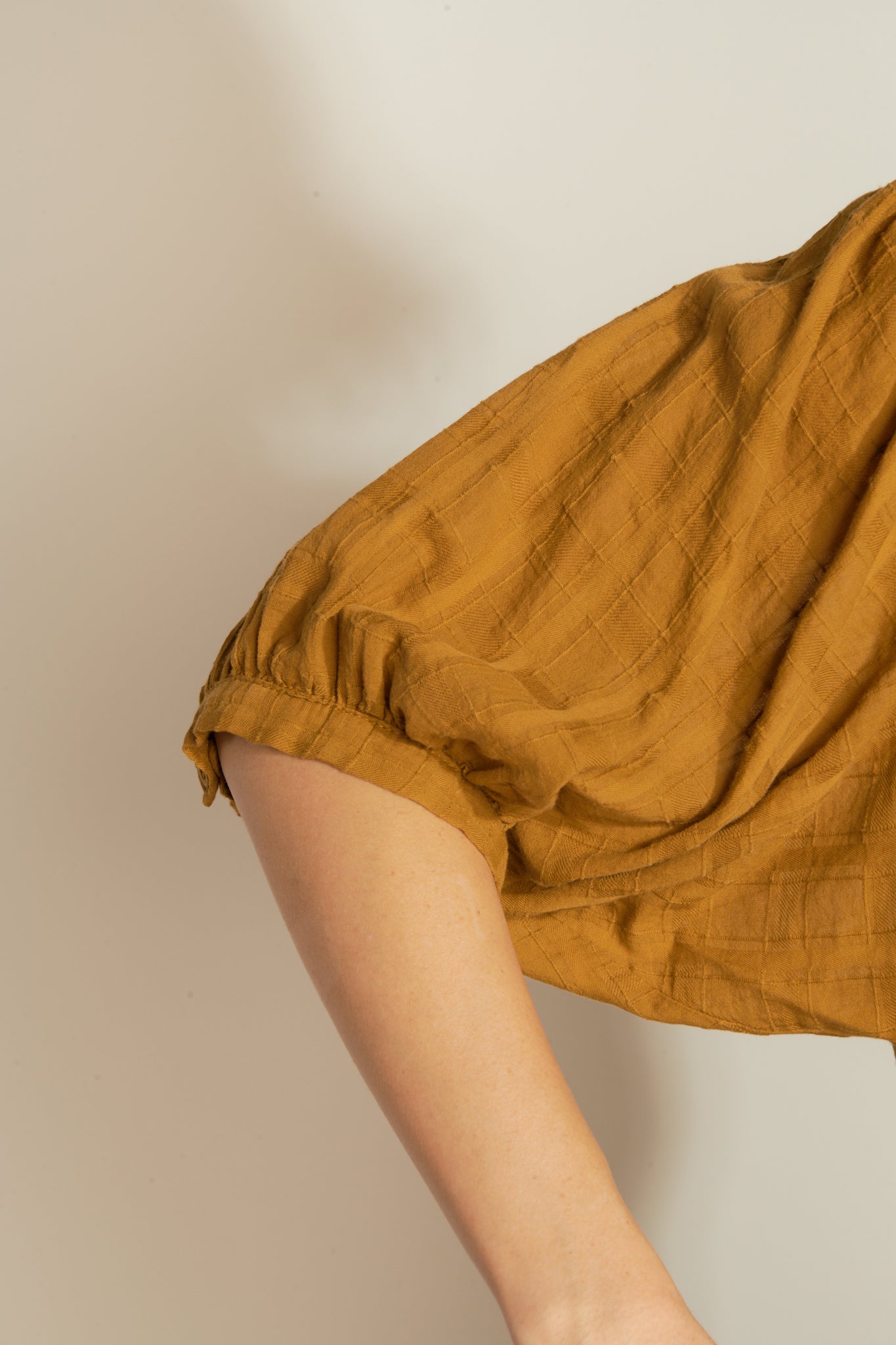 COTTON VOILE TEXTURED PAINTER BLOUSE - AMBER