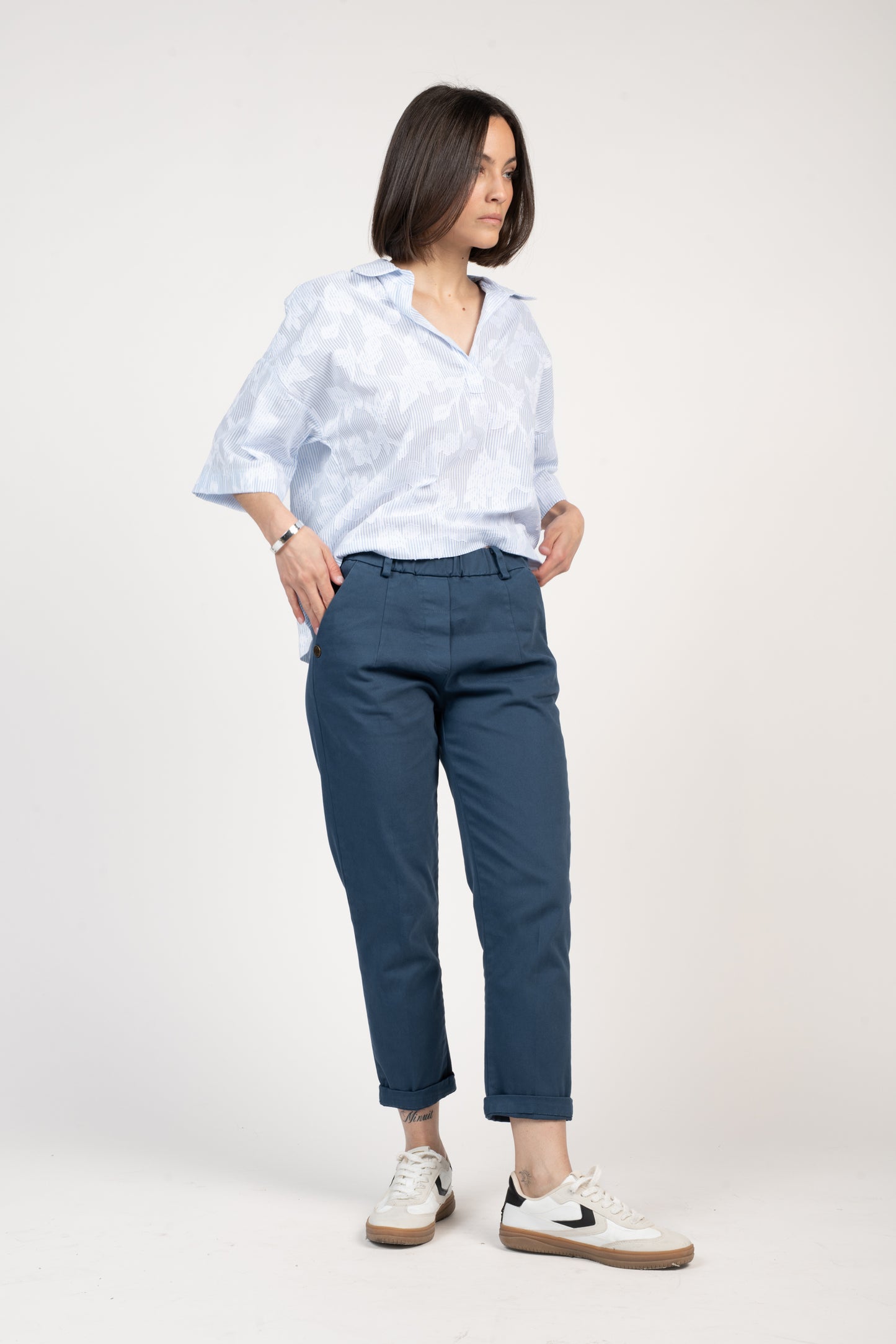 BLOUSE À FLEURS BRODÉE EMMANUELLE BLEU CIEL