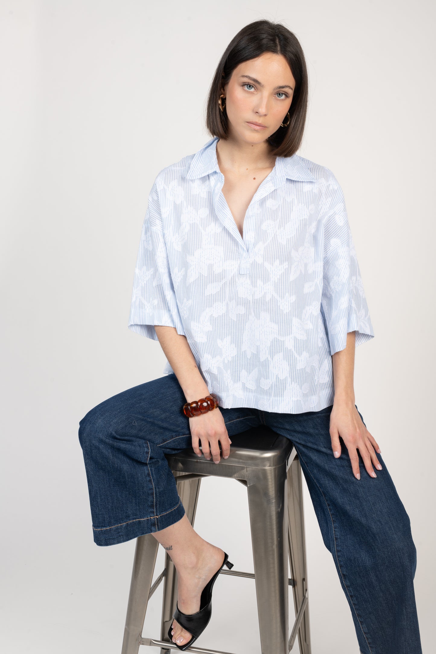 BLOUSE À FLEURS BRODÉE EMMANUELLE BLEU CIEL