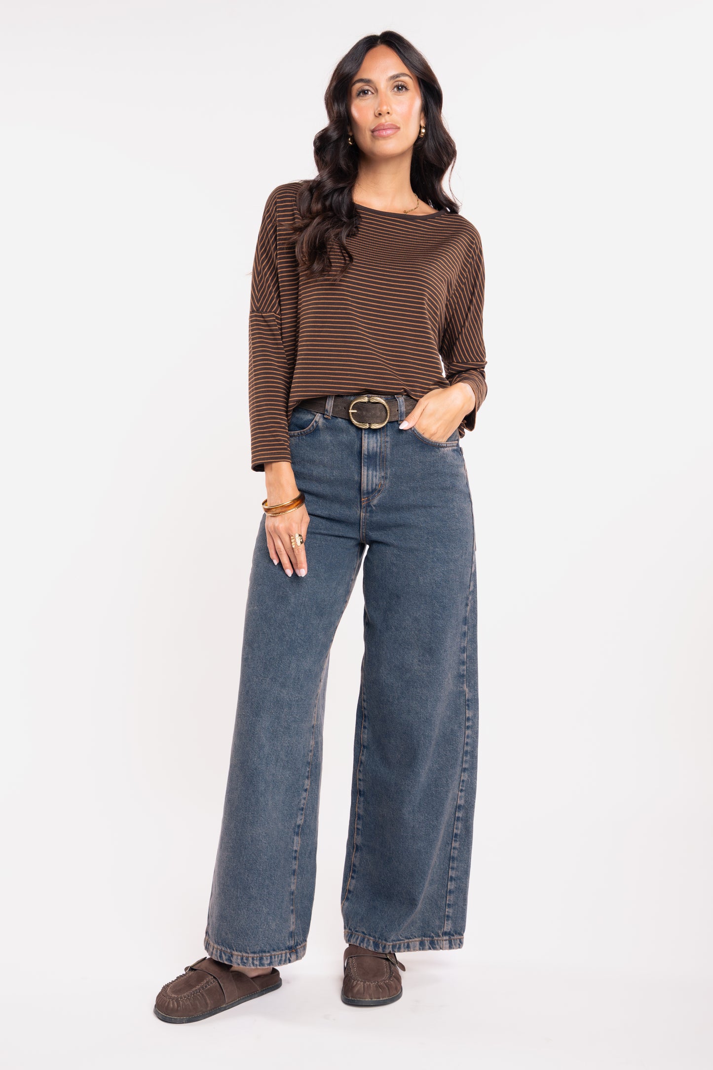 Top col bateau ray marron, ceinture en daim boucle fantaisie marron et jean long maxi évasé 