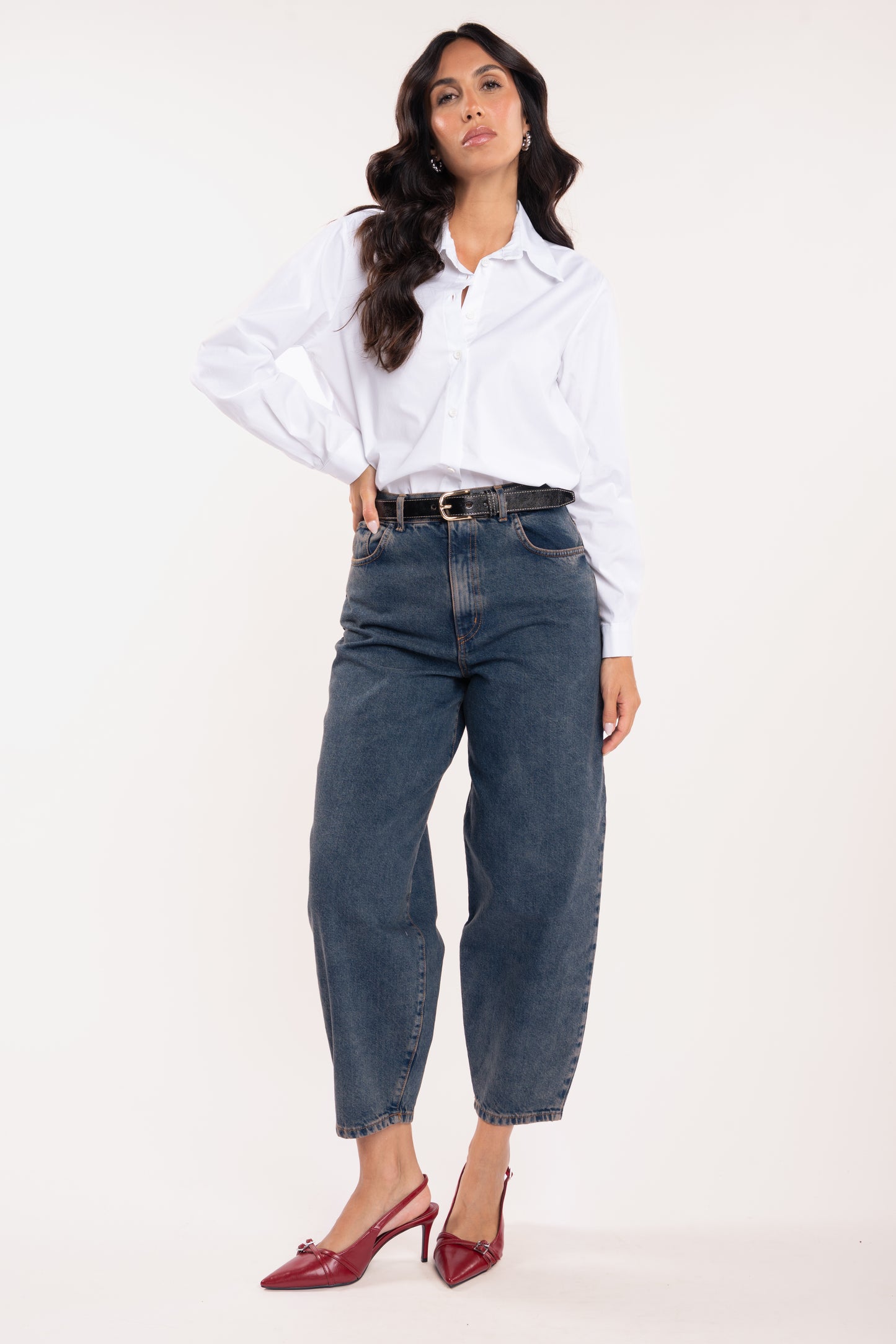 Chemise blanche femme chic avec ceinture en cuir noire et jean barrel délavé 