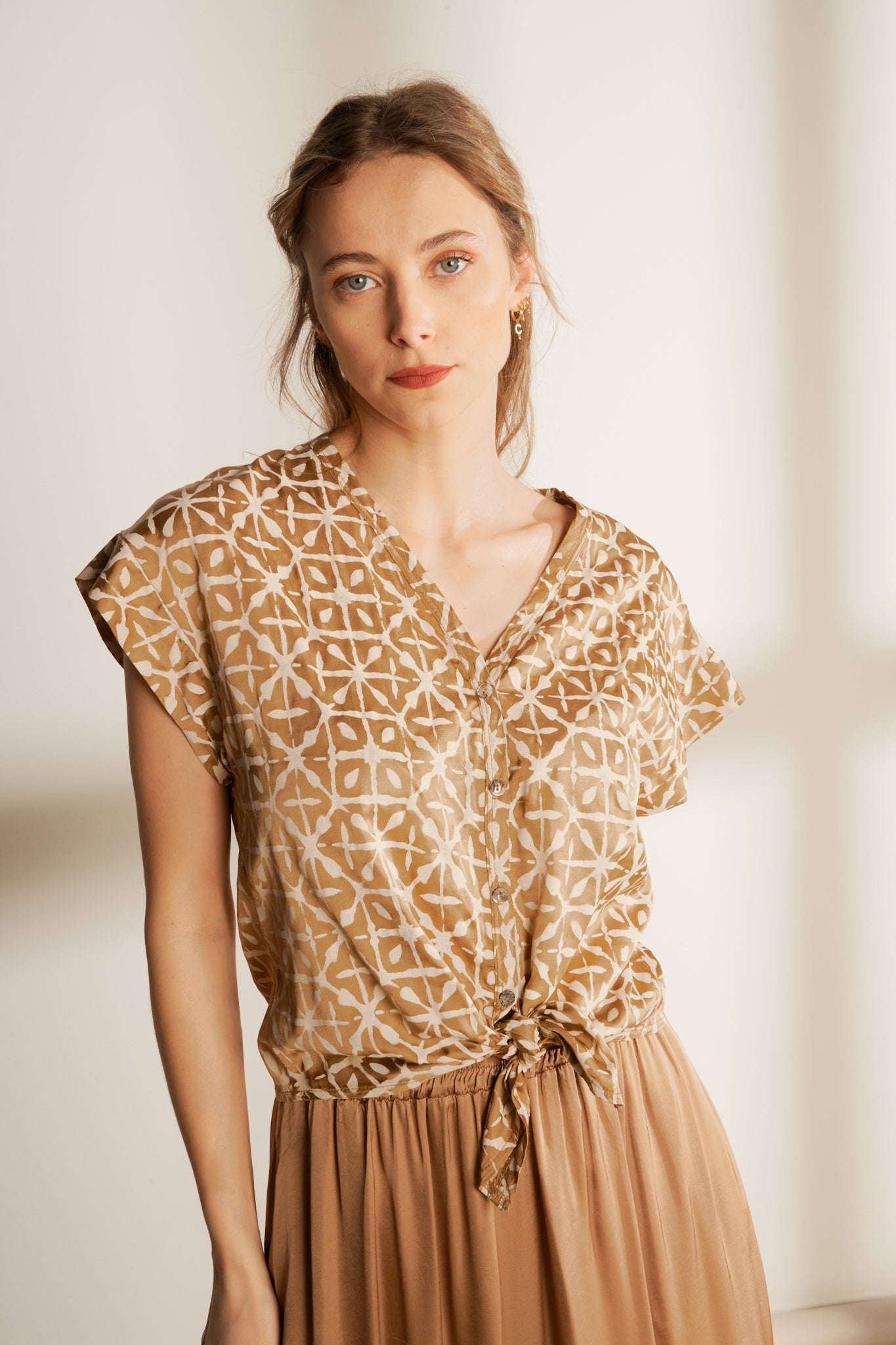 SILKY ETHNIC Knotted SHIRT (FA240C05Q) - CAMEL 75V