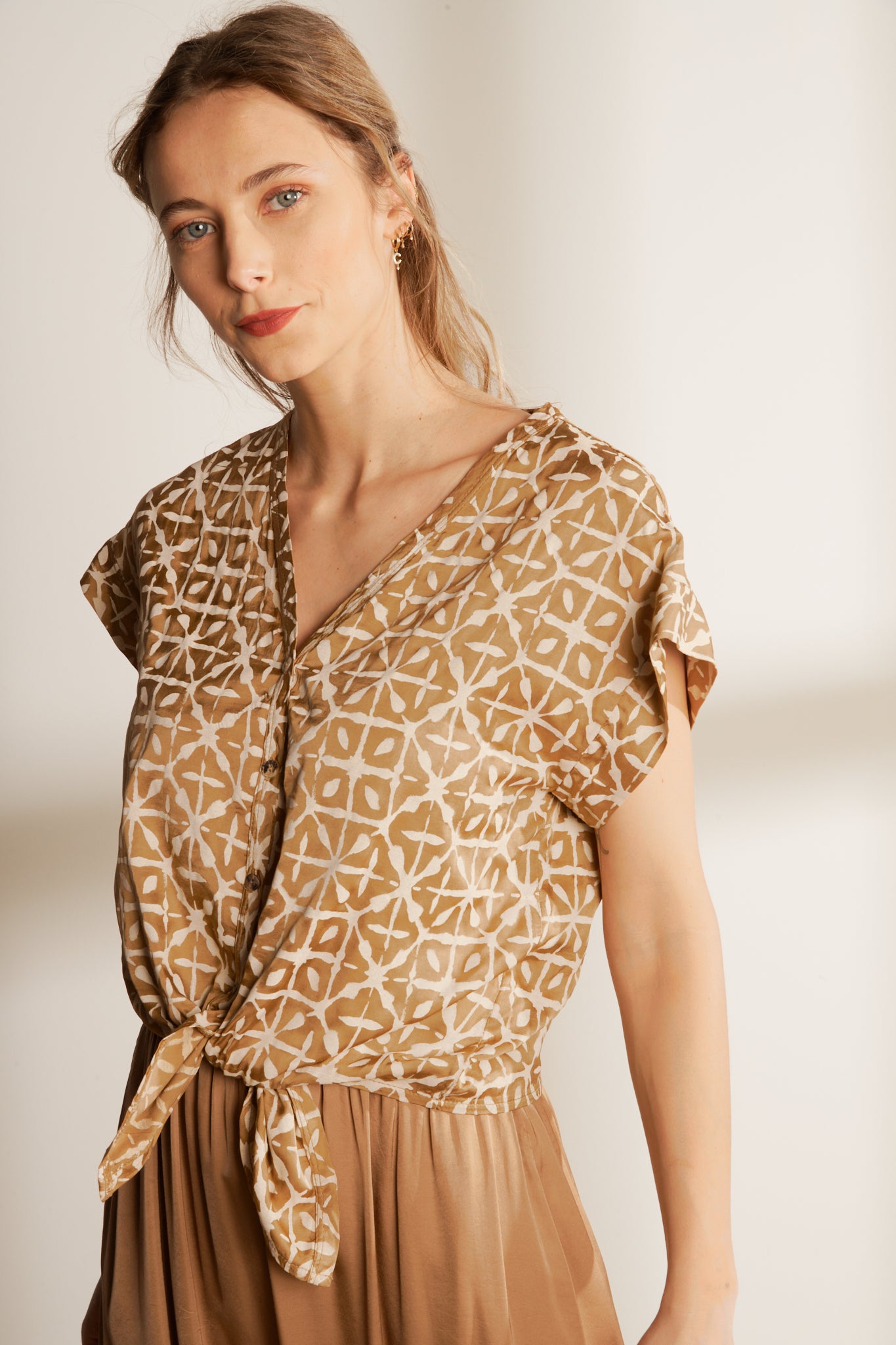 SILKY ETHNIC Knotted SHIRT (FA240C05Q) - CAMEL 75V