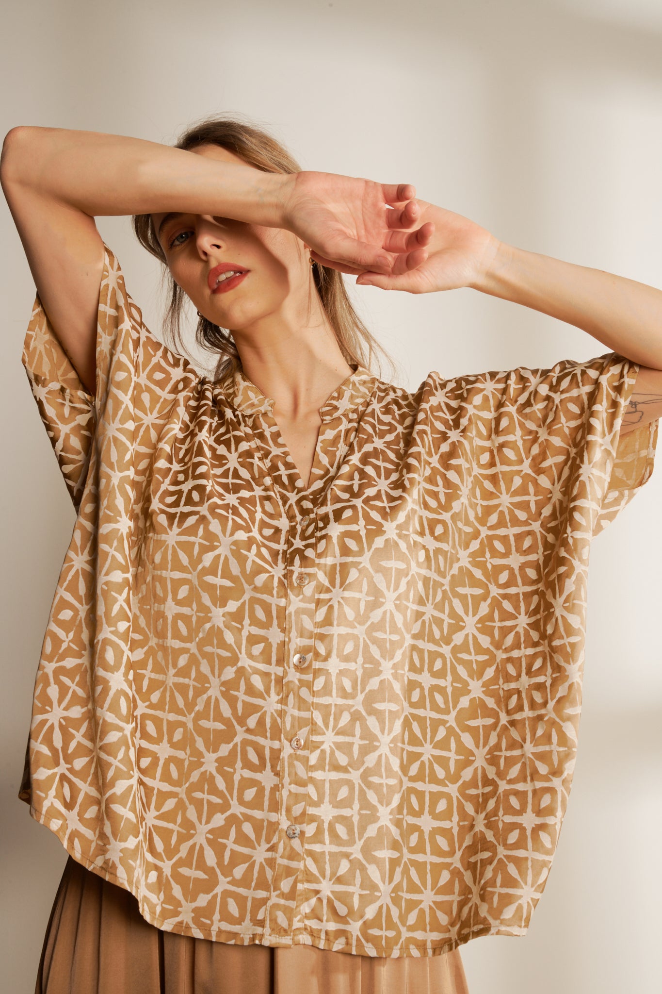 OVER SILKY ETHNIC SHIRT (F503905Q) - CAMEL 75V