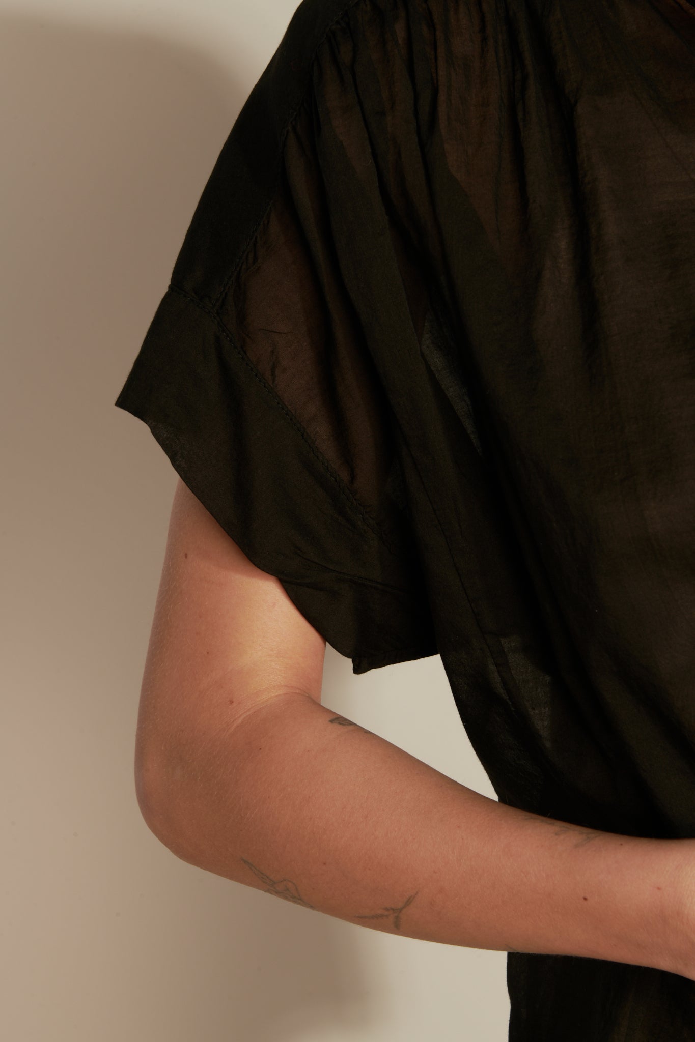 PLAIN COTTON VOILE SLEEVE OVER SS SHIRT - BLACK