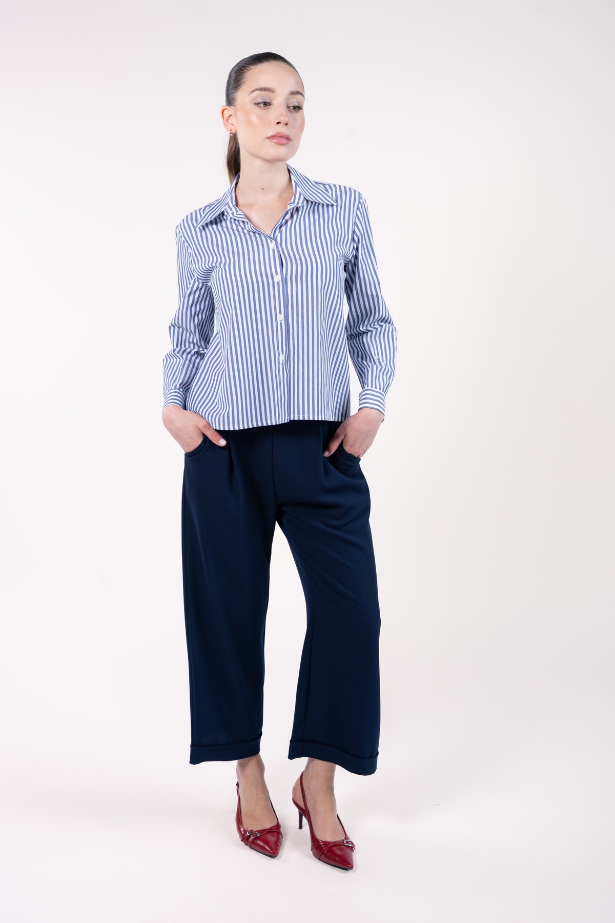 Chemise courte manches longues rayées marine avec pantalon évasé 7/8ème revers marine et talon rouge