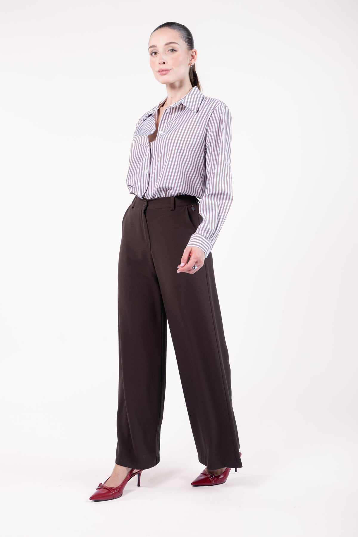 Chemise courte manches longues rayées marron avec pantalon maxi évasé marron et talon rouge