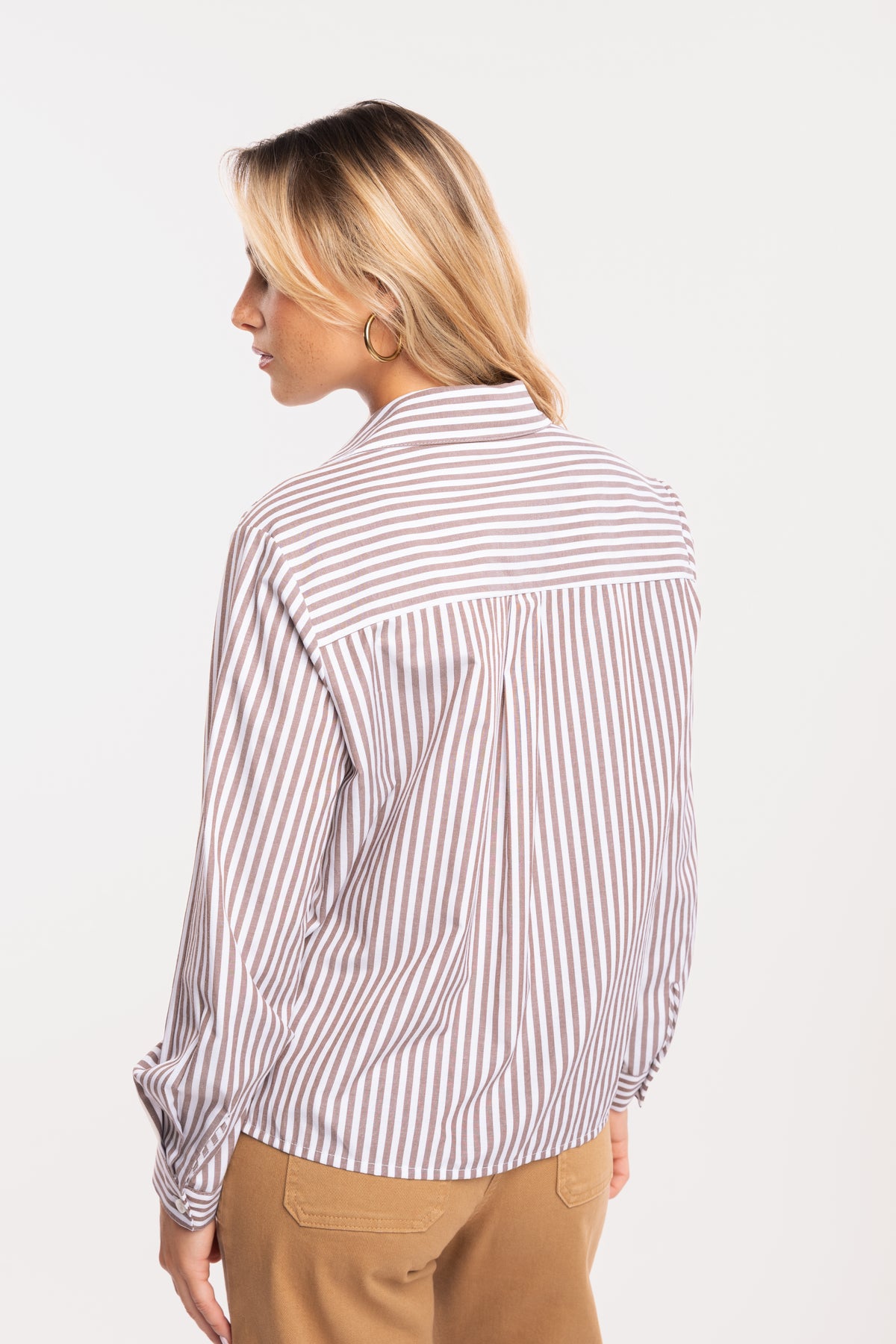 Chemise courte manches longues rayées marron de dos