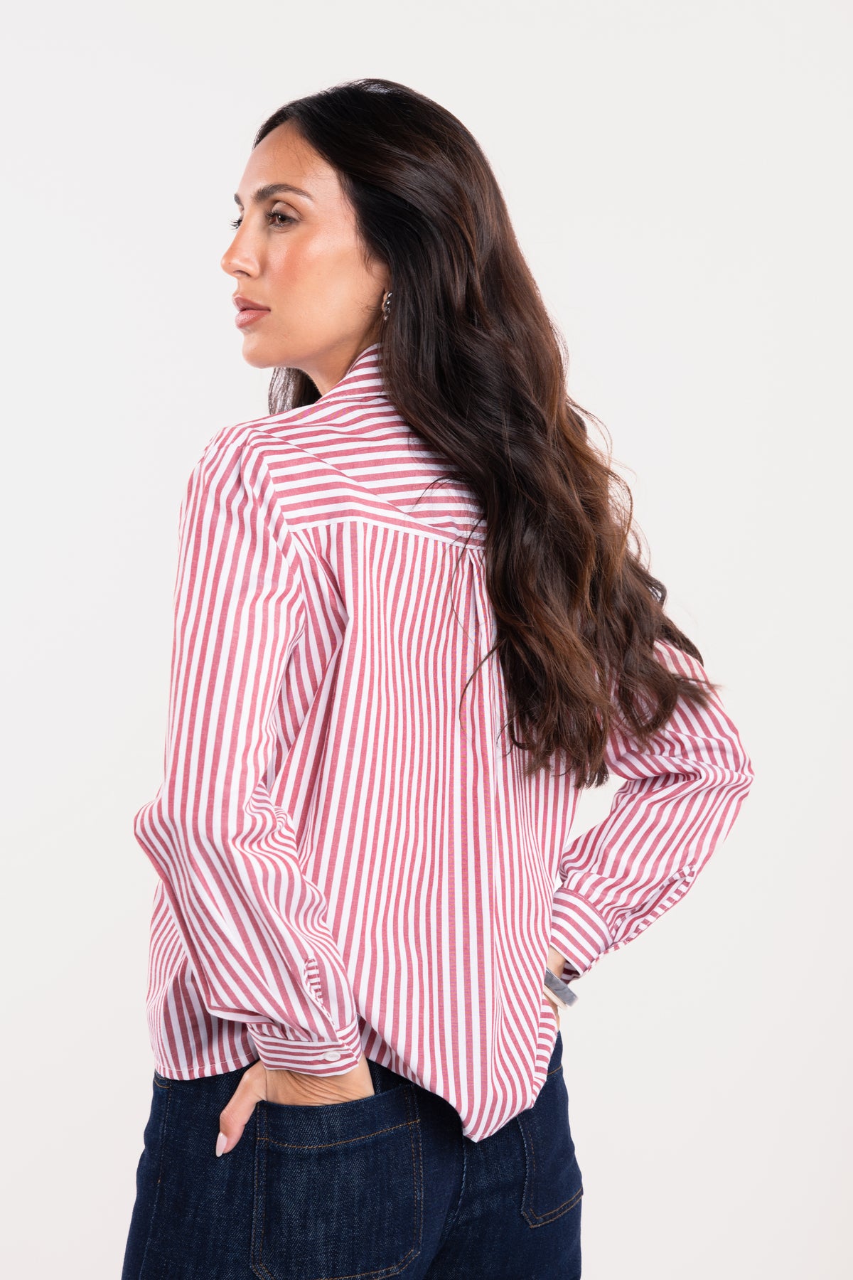 Chemise à rayures rouge, et pantalon en jean brut 