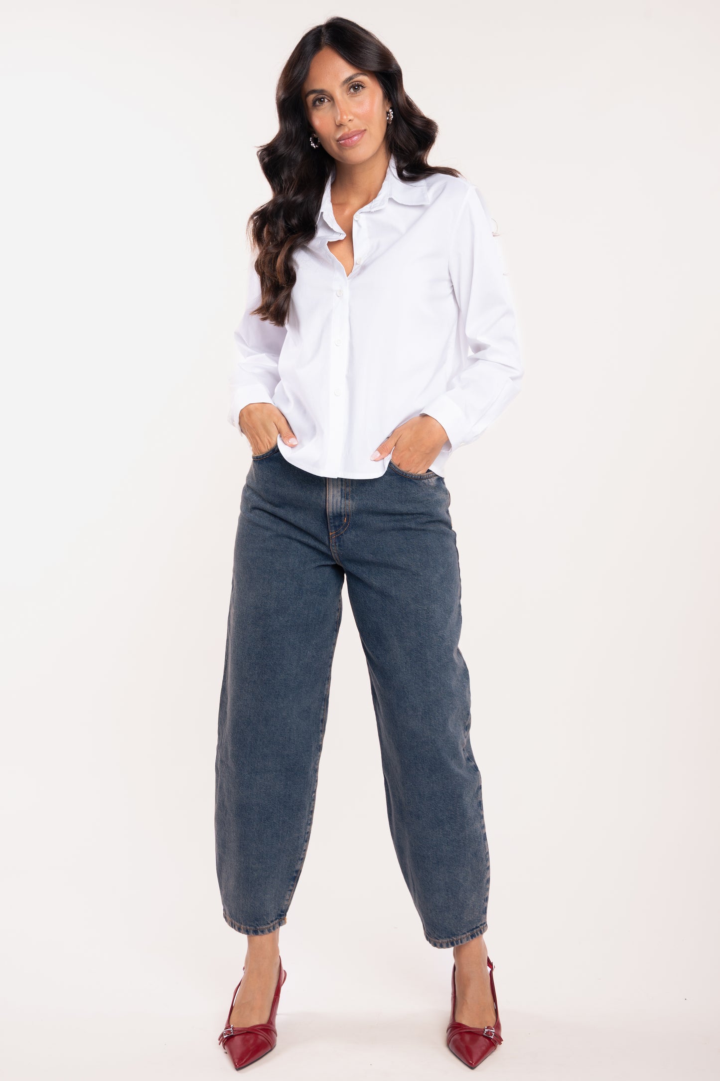 Chemise blanche femme chic et jean barrel délavé 
