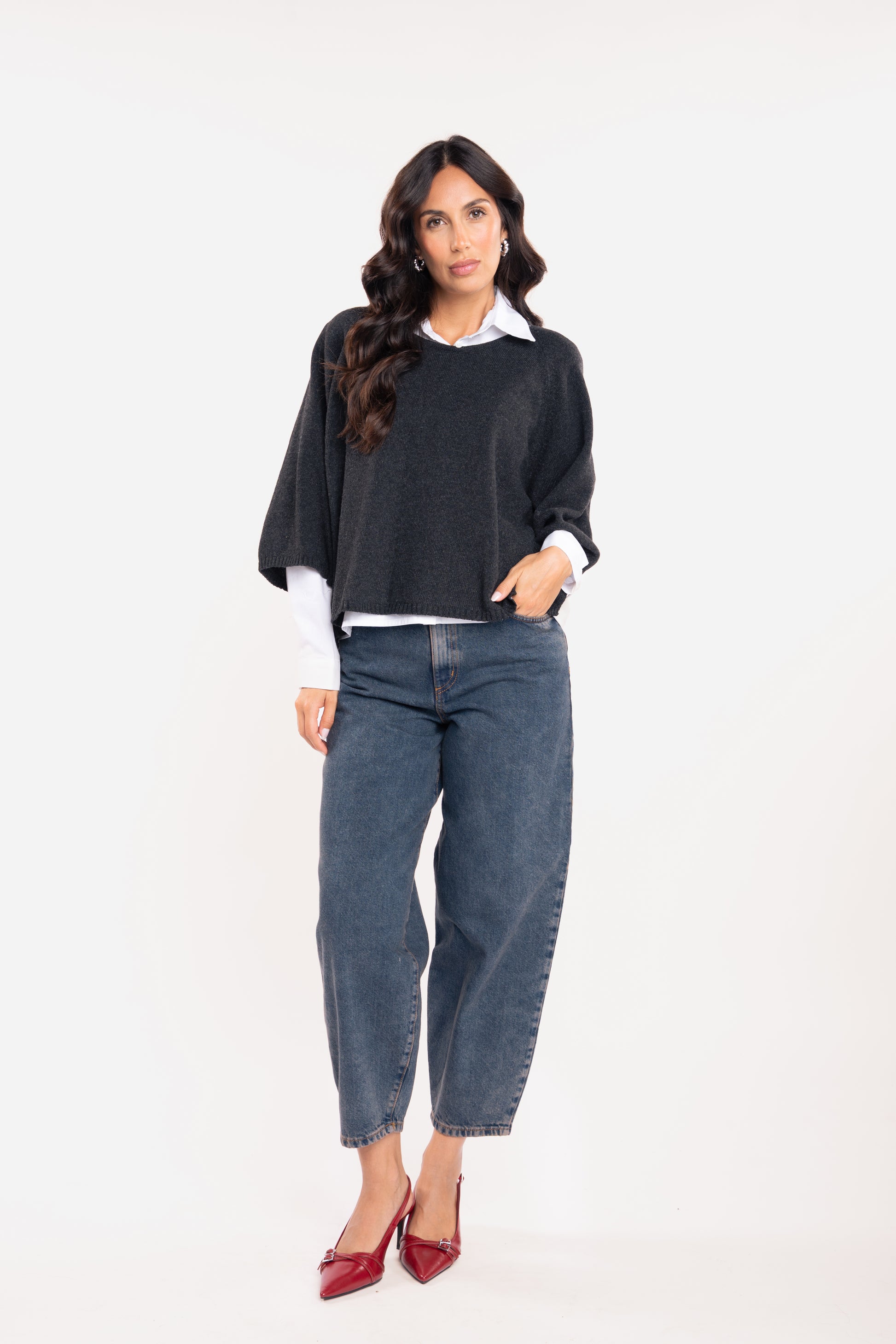 Pull oversize gris avec chemise blanche femme chic et jean barrel délavé 