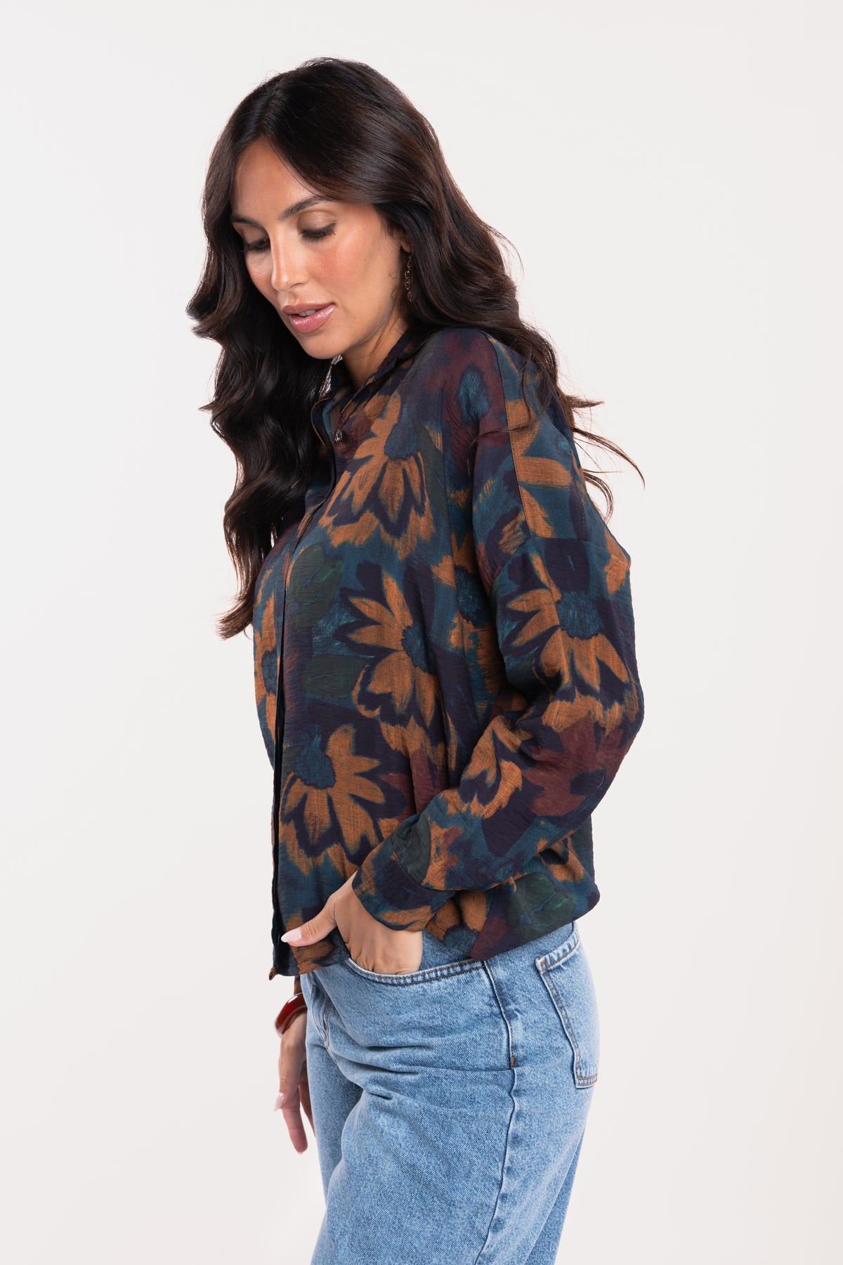 Chemise imprimée bleu marine avec jean barrel délavé clair 