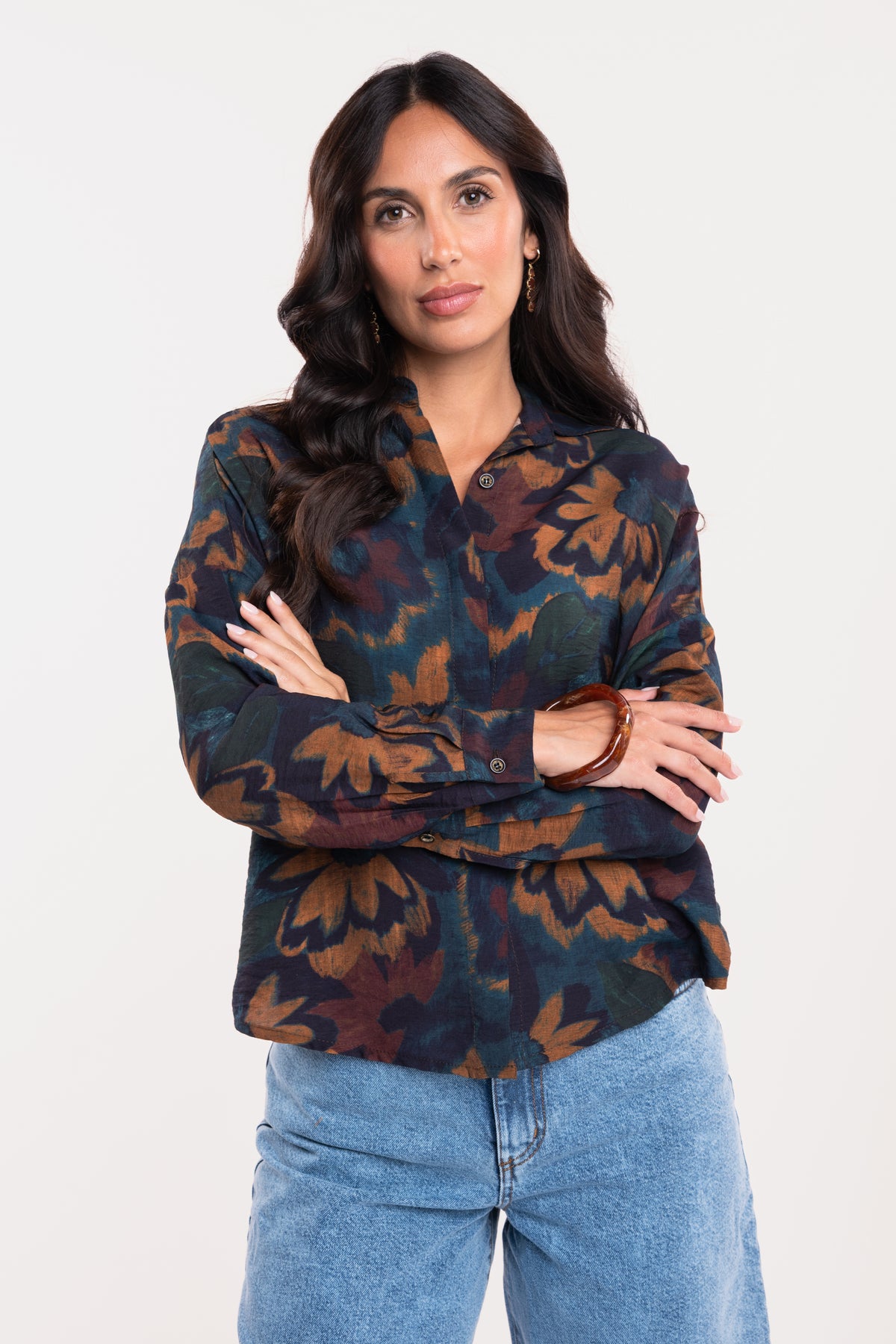 Chemise imprimée bleu marine avec jean barrel délavé clair 