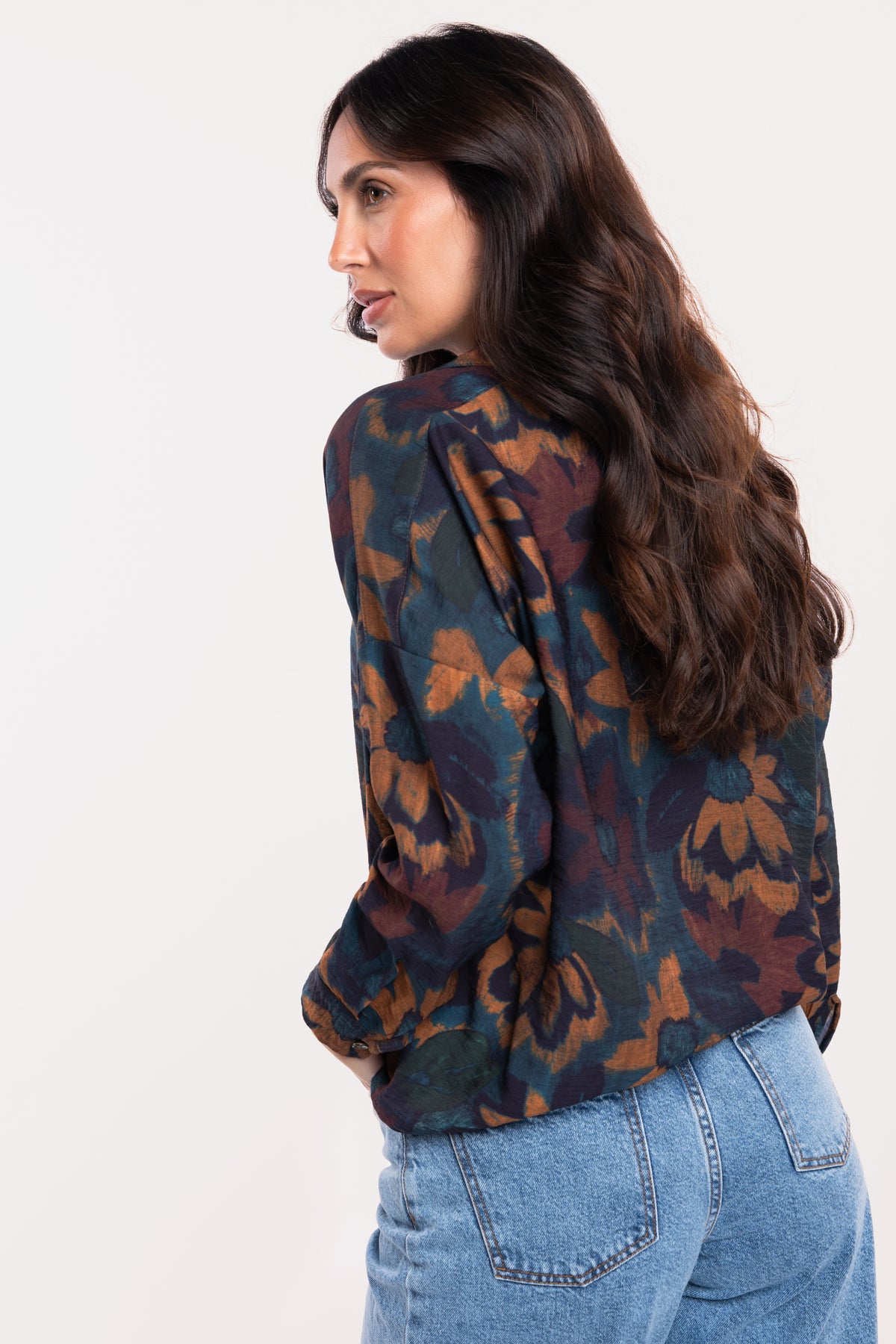 Chemise imprimée bleu marine avec jean barrel délavé clair de dos