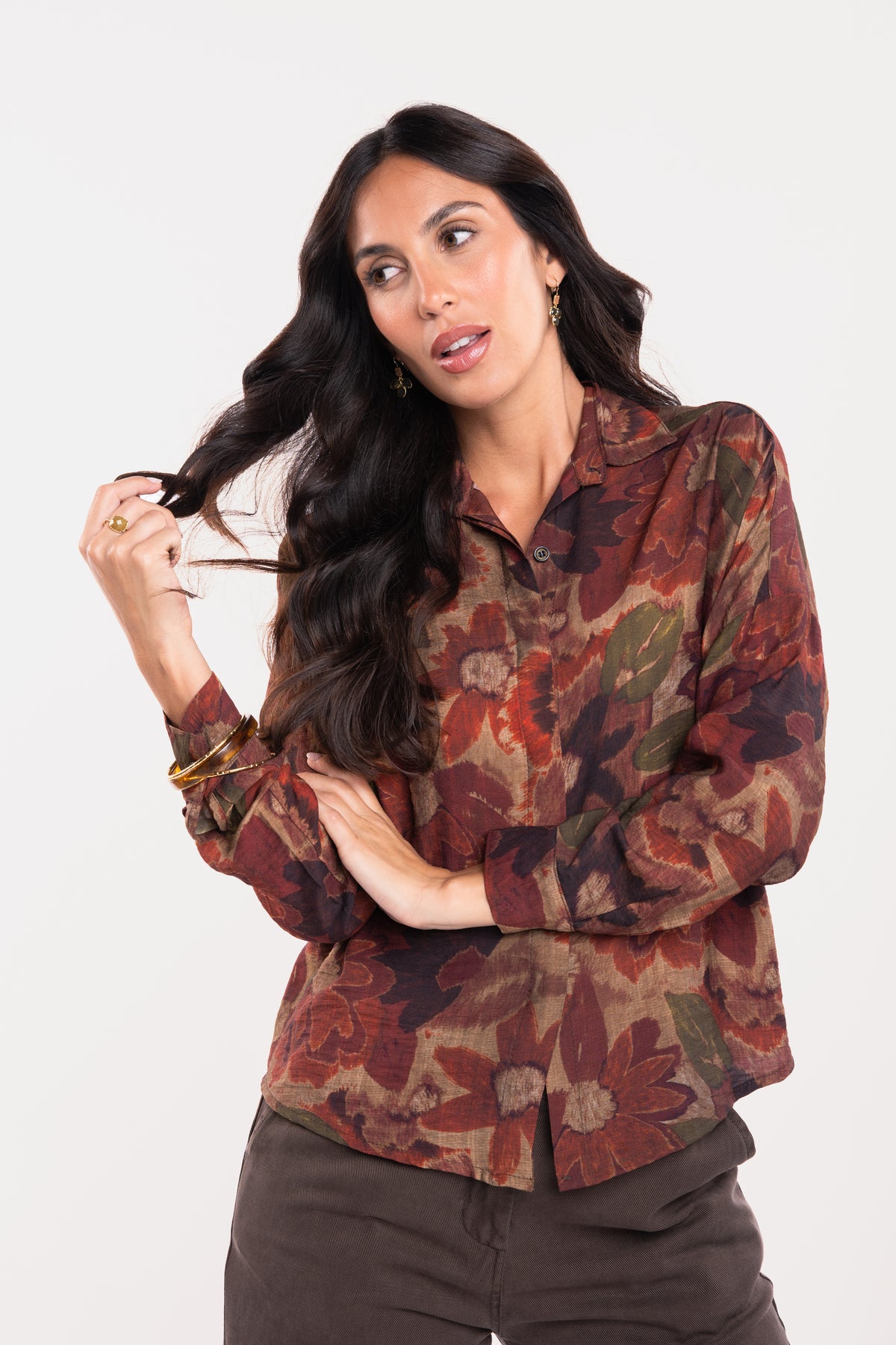 Chemise imprimée prune avec un pantalon évasé marron 