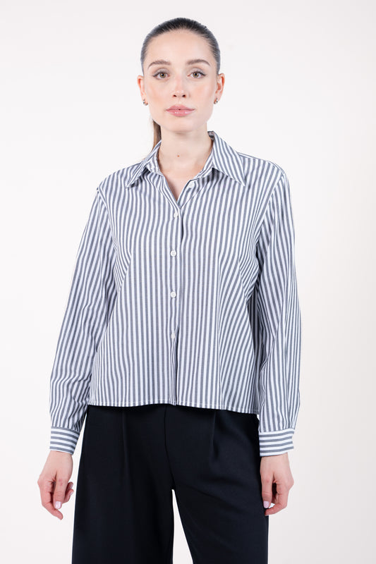 Chemise courte manches longues rayées grise, pantalon évasé 7/8ème revers noir 
