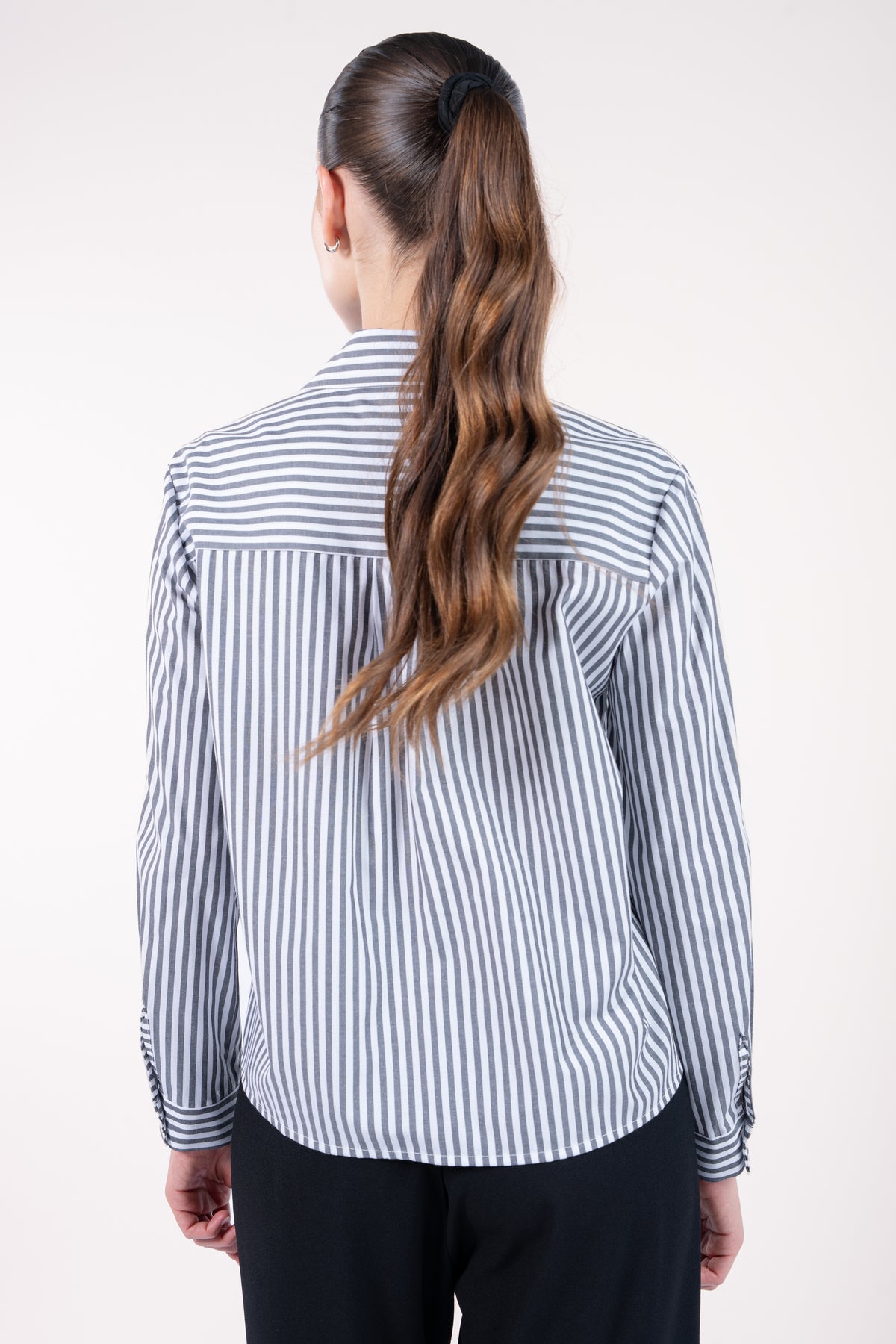 Chemise courte manches longues rayées grise de dos 