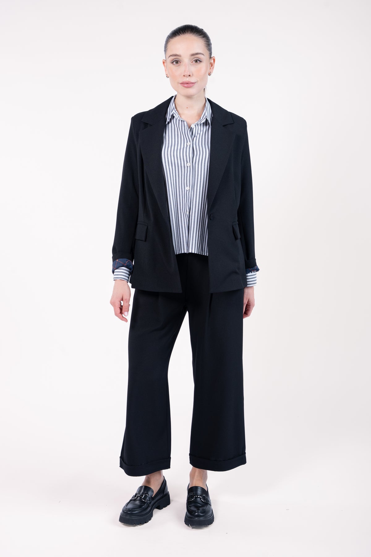 Blazer ample doublure PL noir avec chemise courte manches longues rayées grise, pantalon évasé 7/8ème revers noir et mocassin noir 