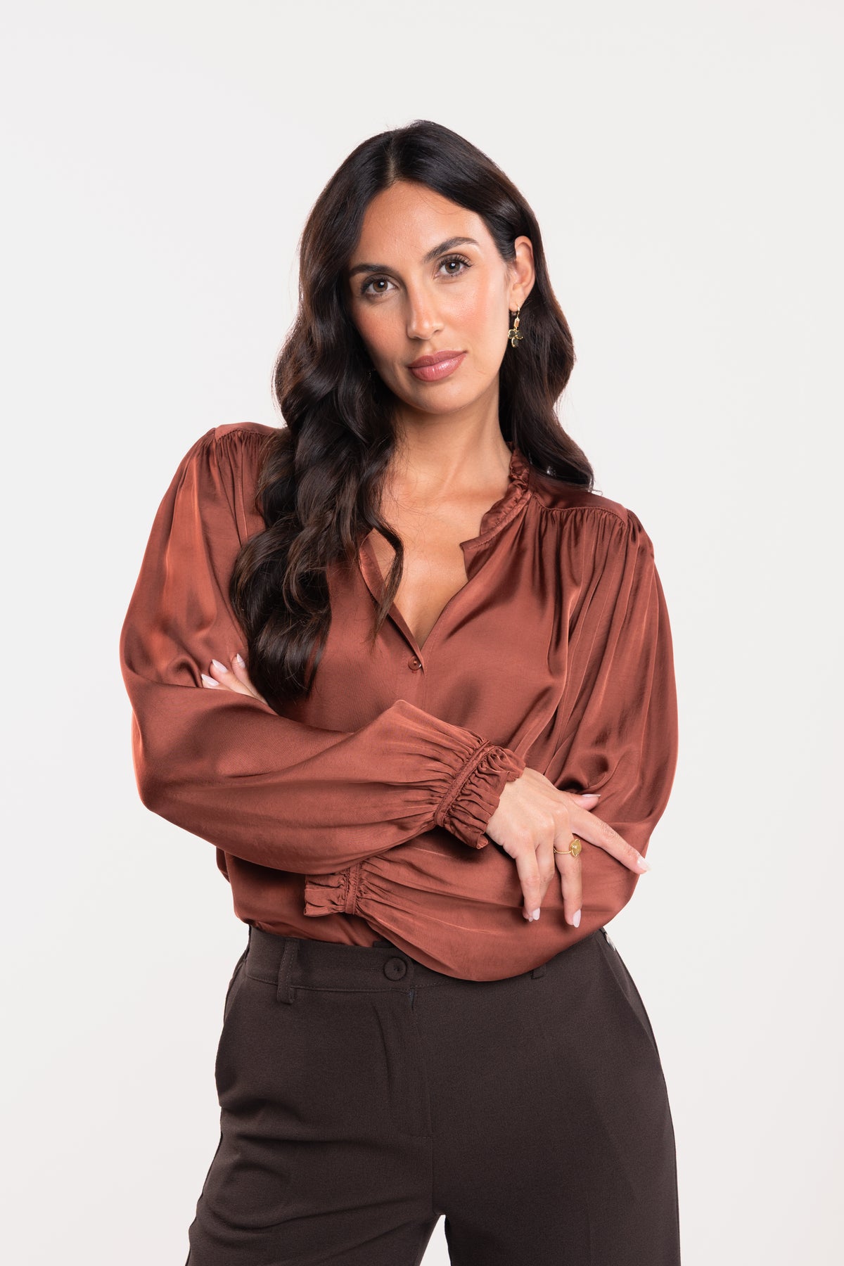 Une chemise en satin acajou et un pantalon de tailleur marron 