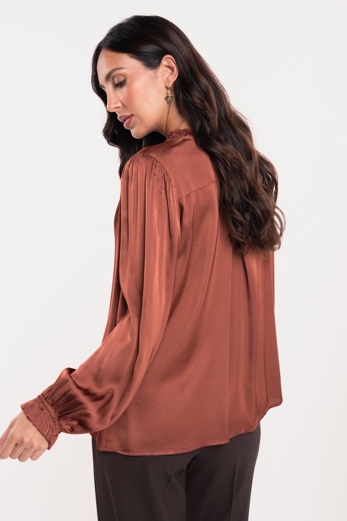 Une chemise en satin acajou de dos