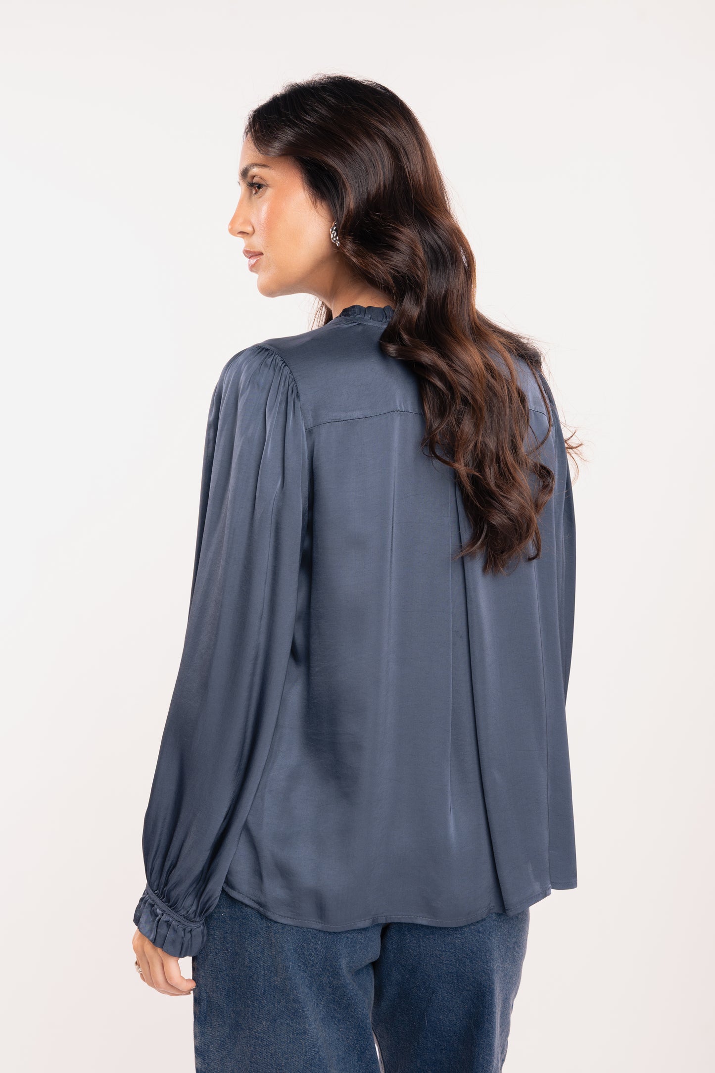 Chemise satin bleu de dos