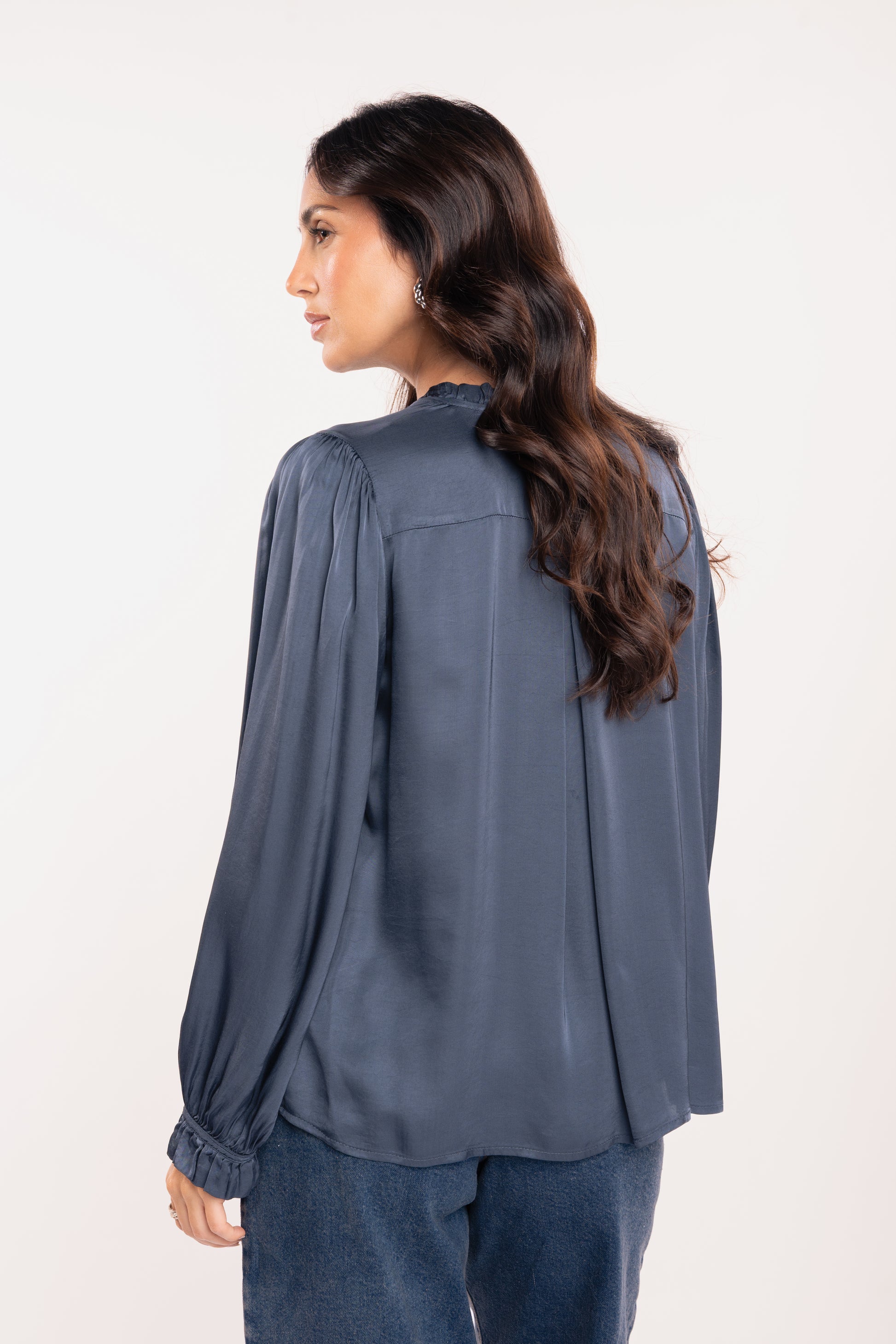 Chemise satin bleu de dos