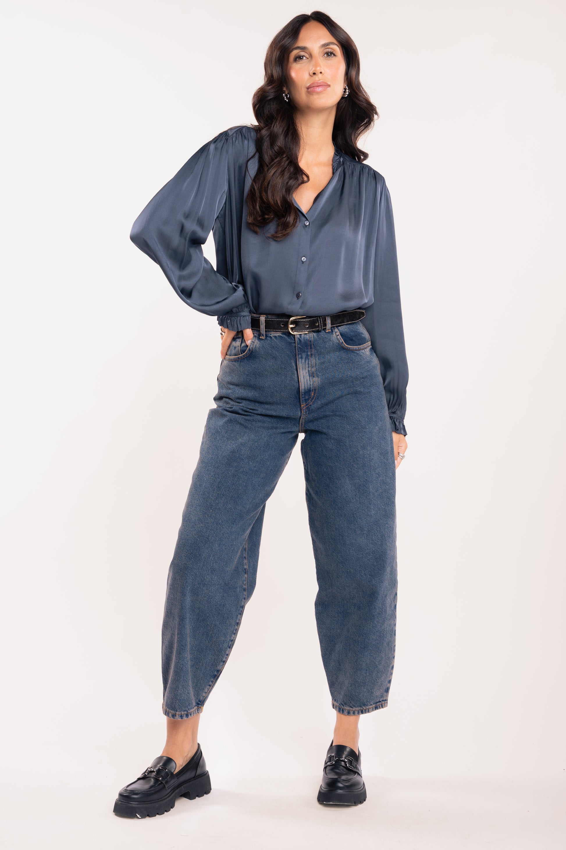Chemise satin bleu avec ceinture en cuir noir et jean maxi ballon 7/8ème bleach foncé 