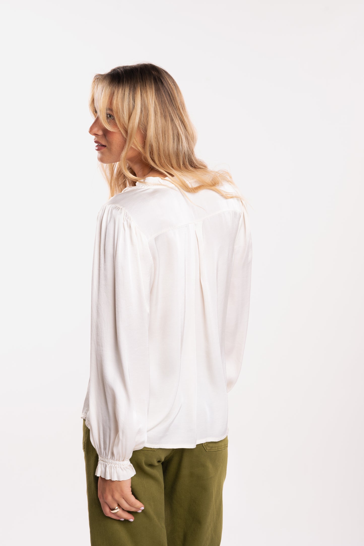 Chemise satin écrus de dos