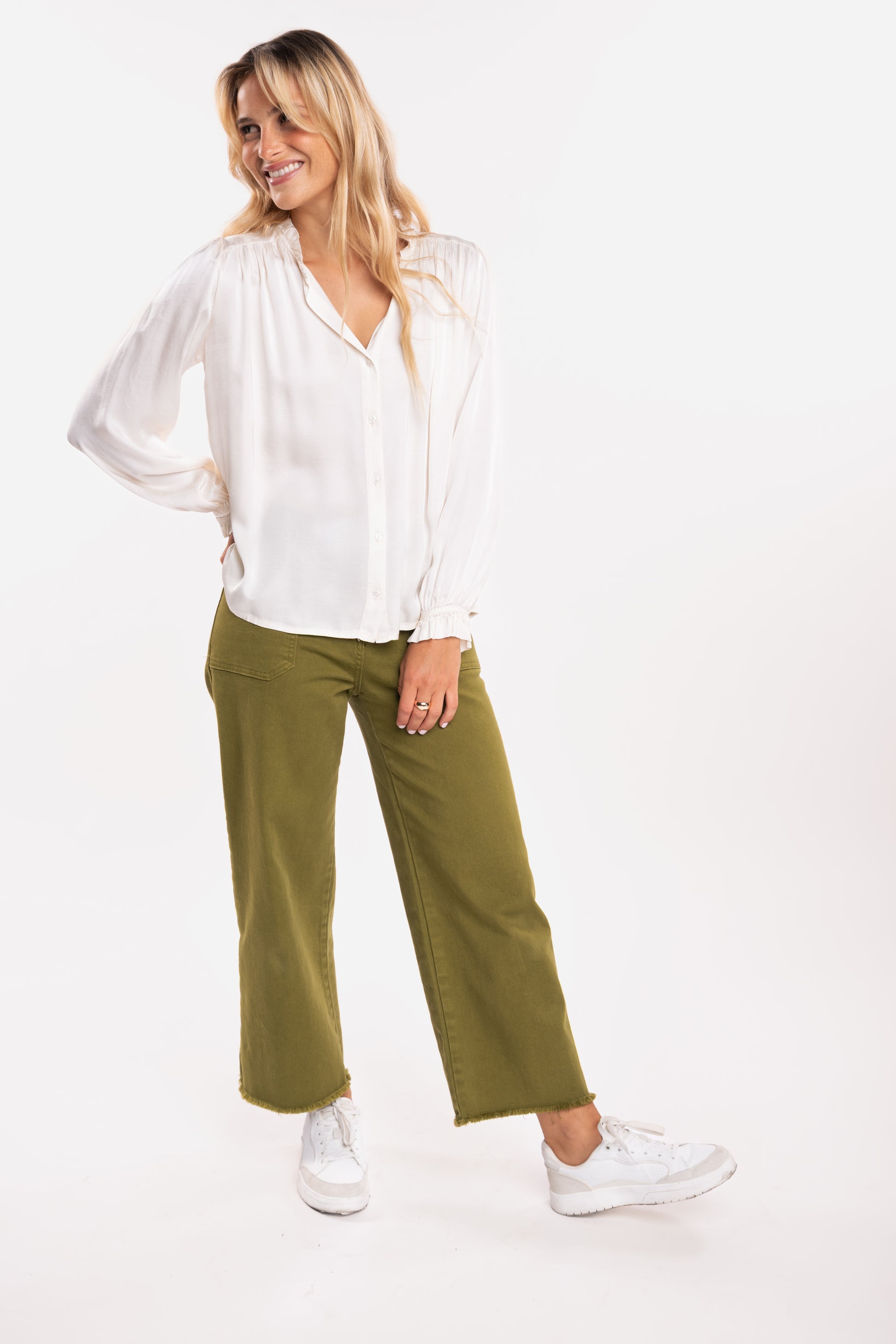 Chemise satin écrue et pantalon 7/8ème vert 