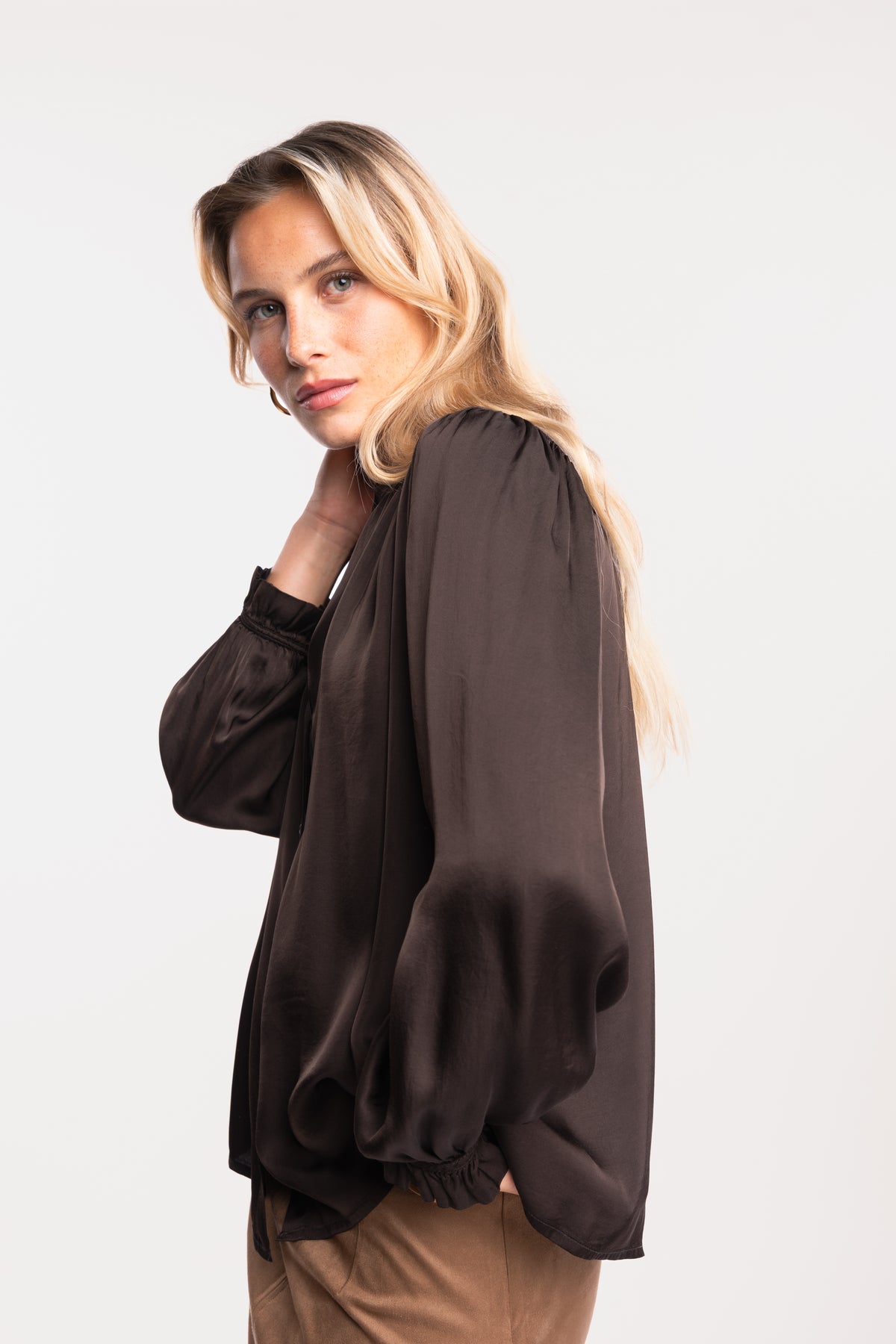 Une chemise en satin marron