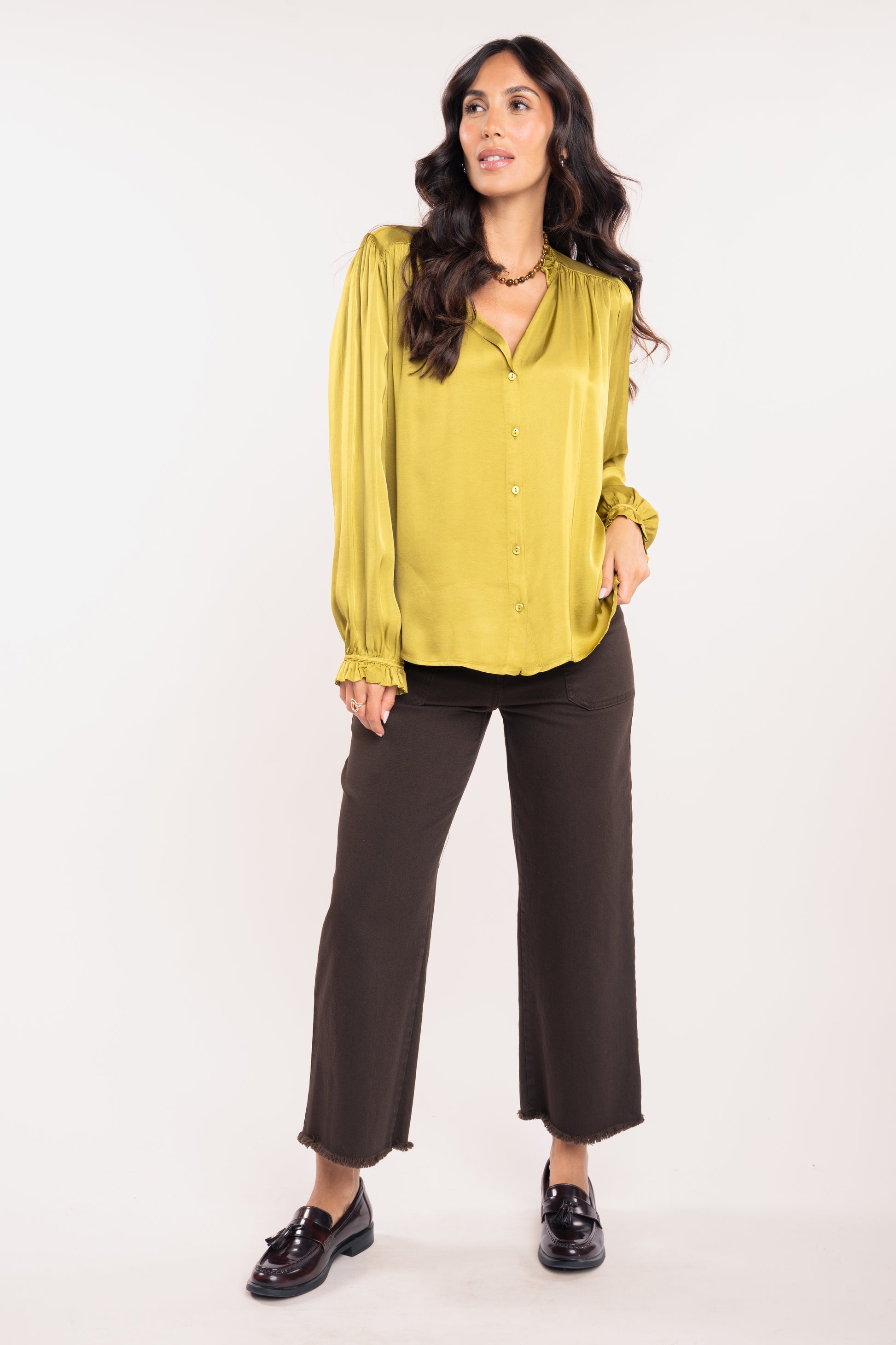 Chemise satin vert olive et pantalon 7/8ème marron 