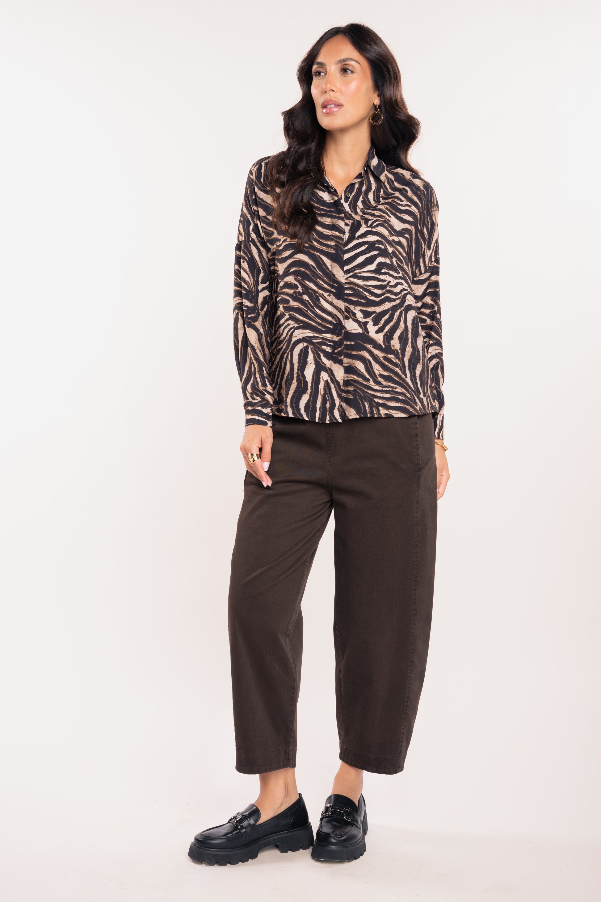Chemise zèbre noir et pantalon barrel marron 